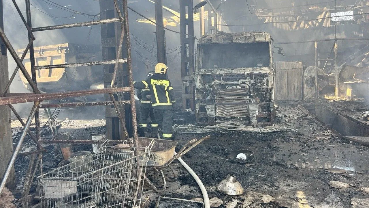Один человек погиб и двое пострадали во время крупного пожара в нежилом здании в Подмосковье