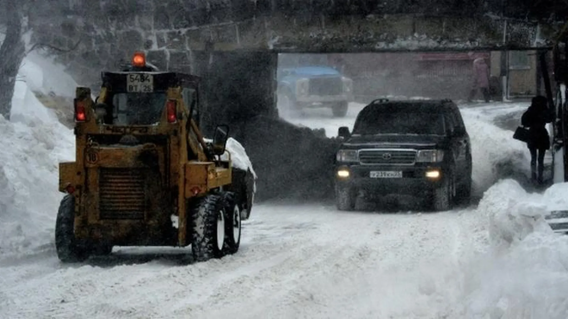 Более 21 тыс кубометров снега вывезли за сутки с региональных дорог МО