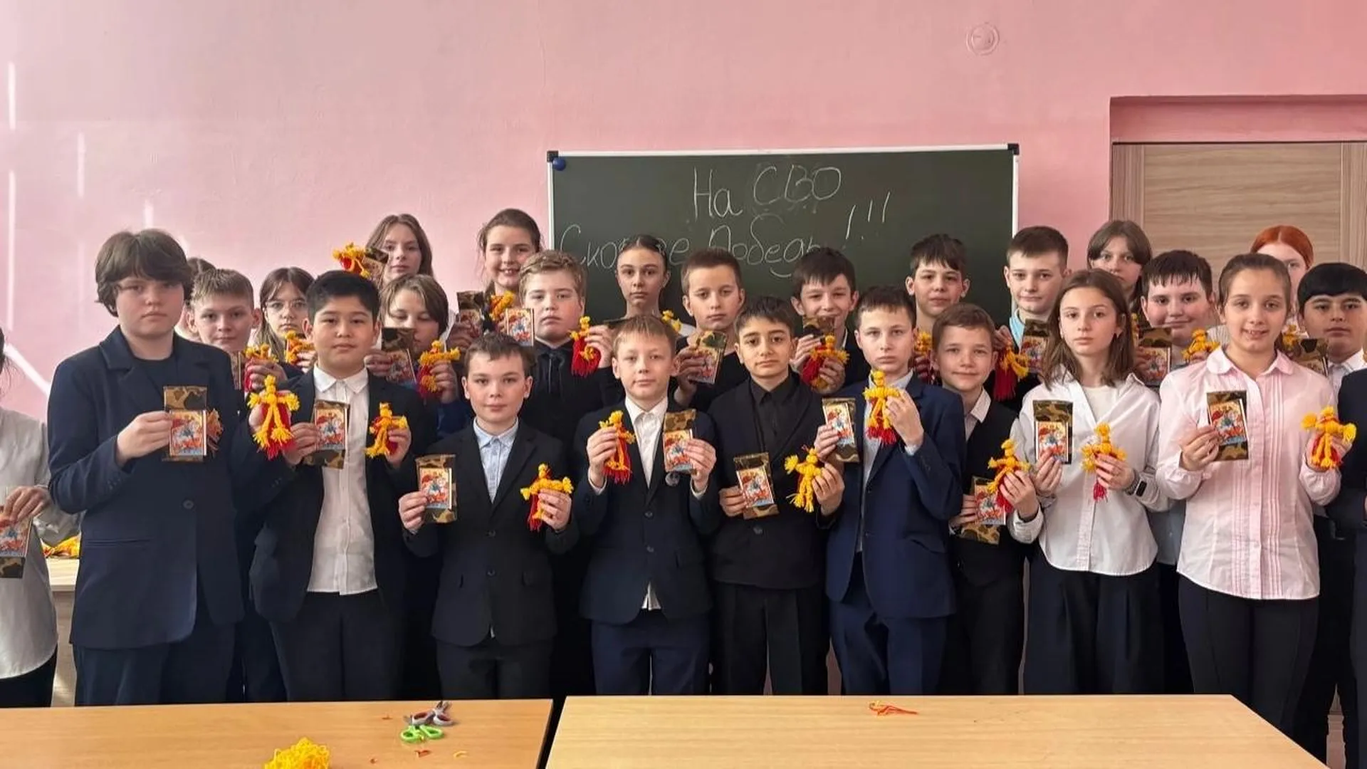 Школьники из Одинцово изготовили подарок бойцам, участвующим в СВО