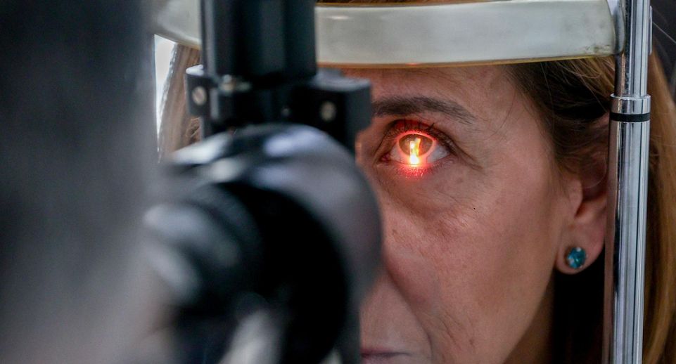 Daily Mail: жительница Техаса приняла душ в линзах и ослепла на один глаз
