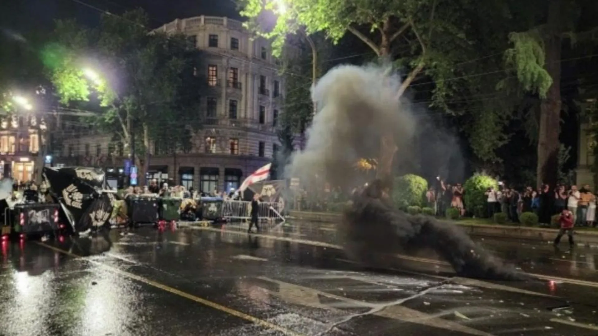 Участники демонстрации В Тбилиси забаррикадировали вход в парламент