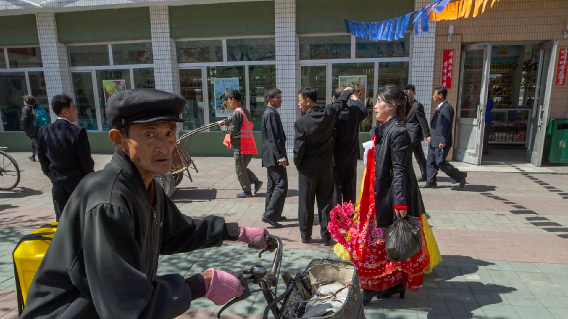 Местные жители на улицах Пхеньяна