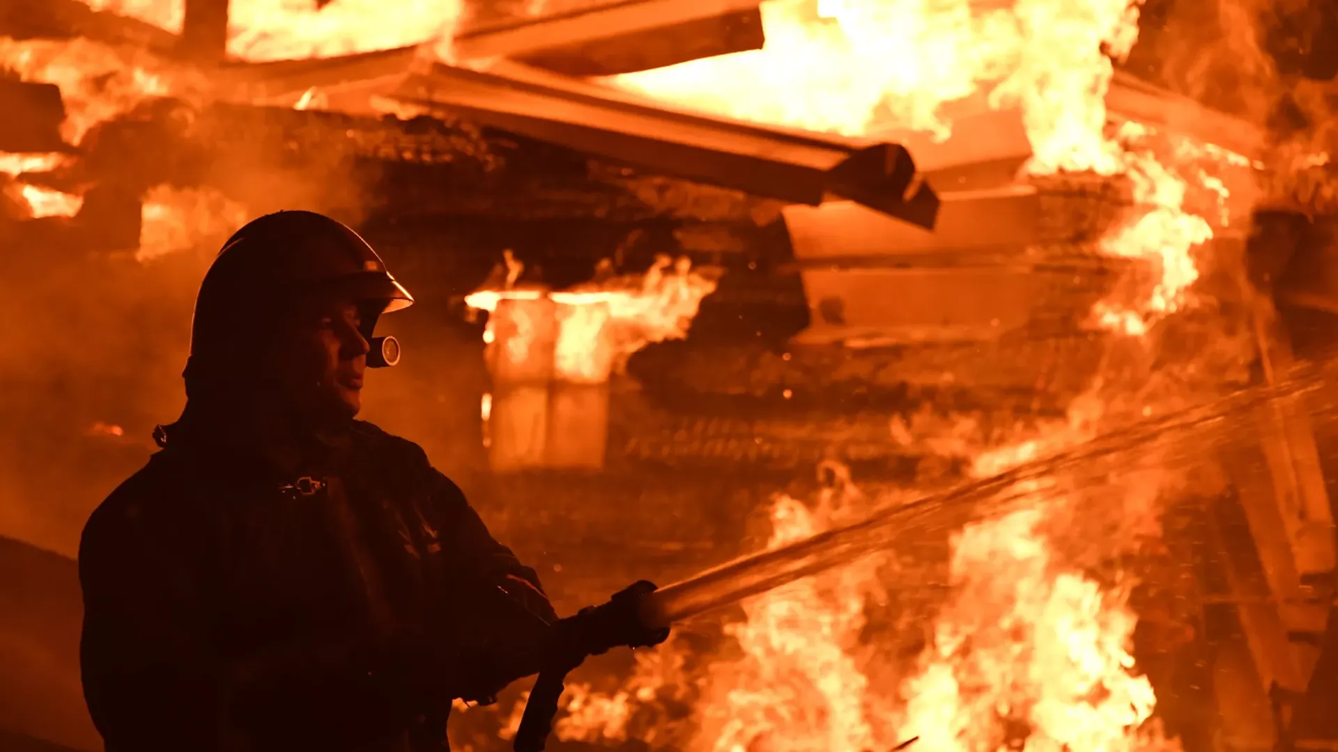 Два ангара загорелись в поселке Индустриальный под Краснодаром