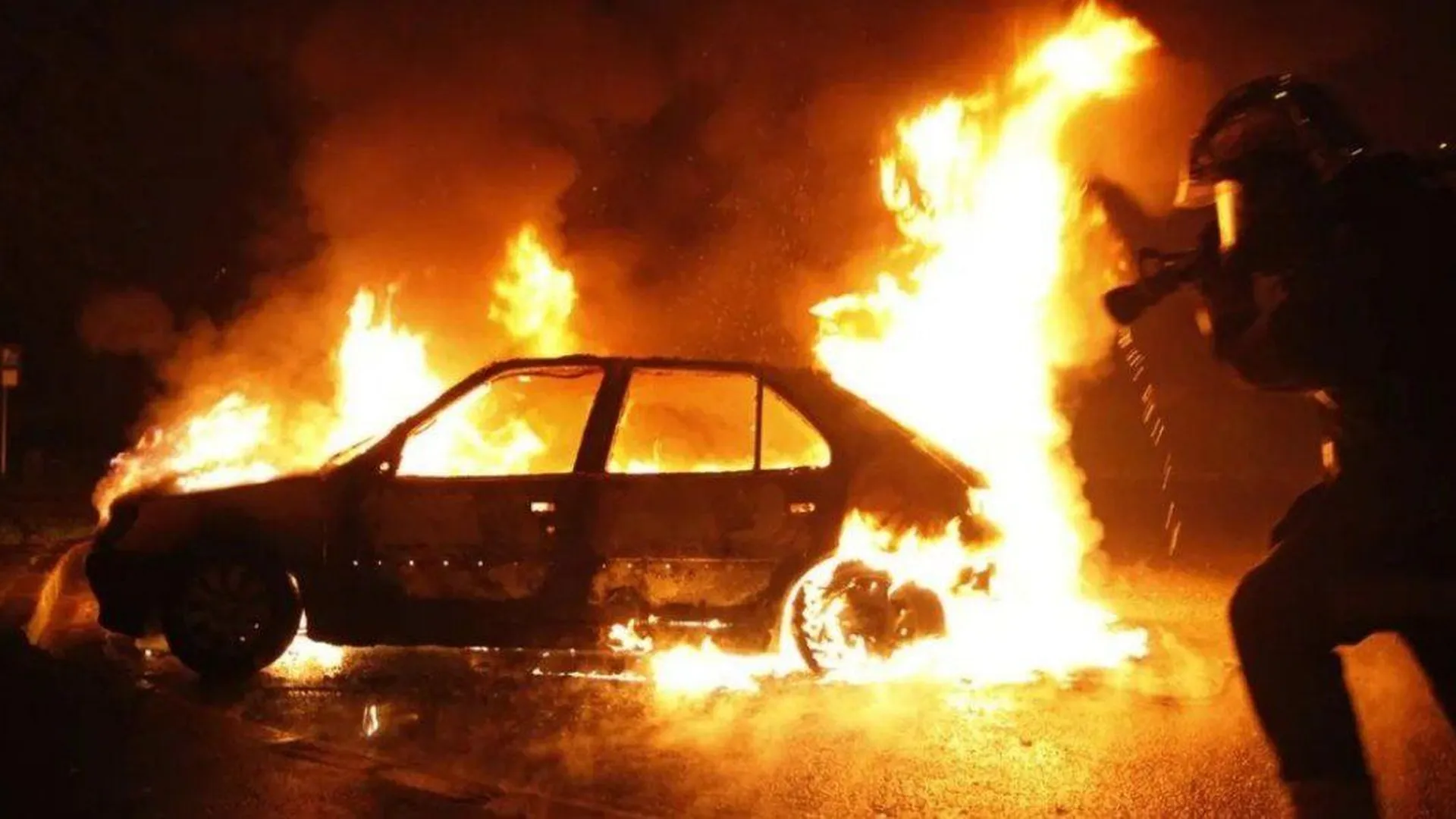 Во дворе жилого дома в Реутове сгорел автомобиль