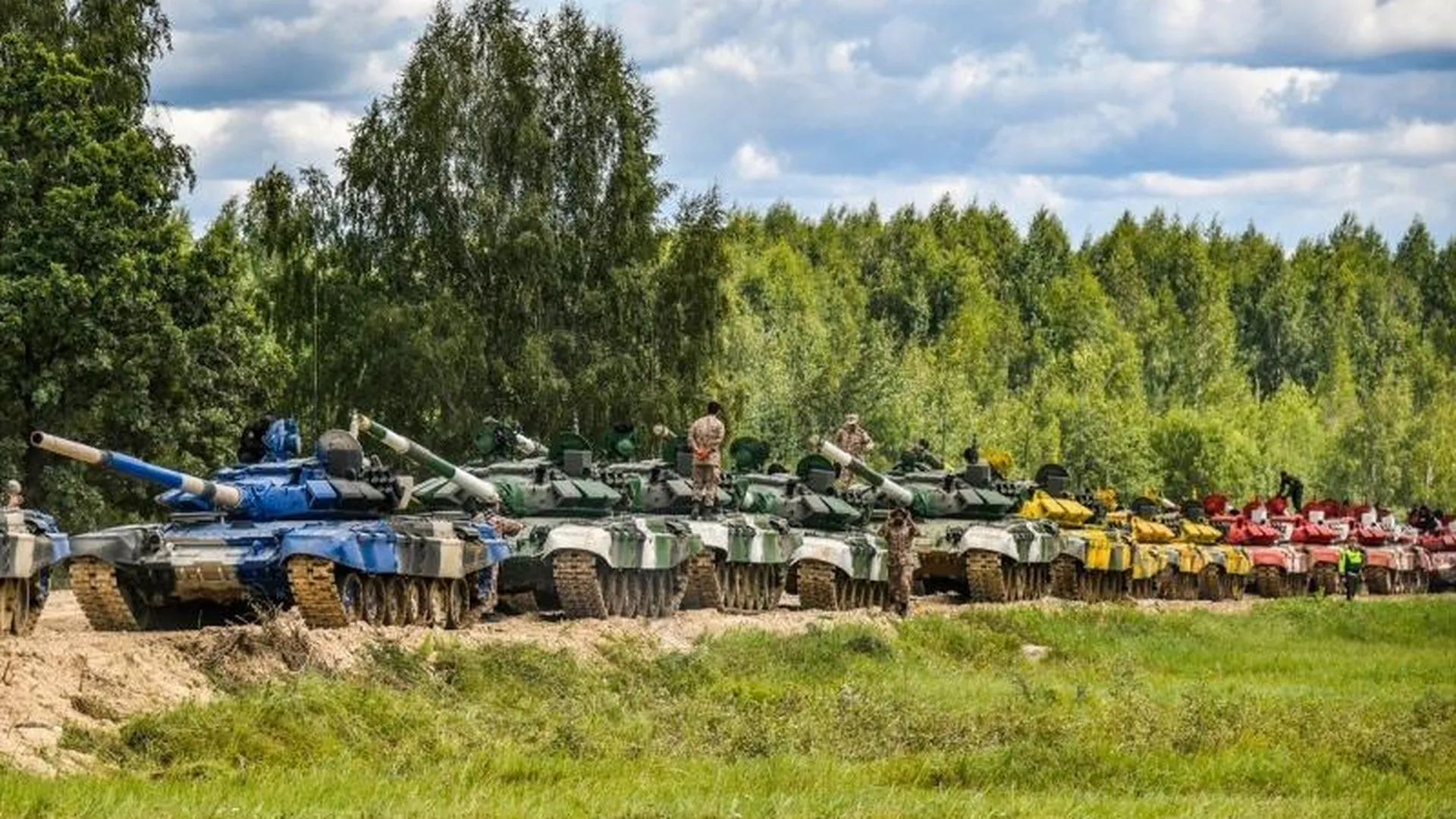 Женский экипаж, танки на газу, белорусский тюнинг: чем удивит новый сезон танкового биатлона