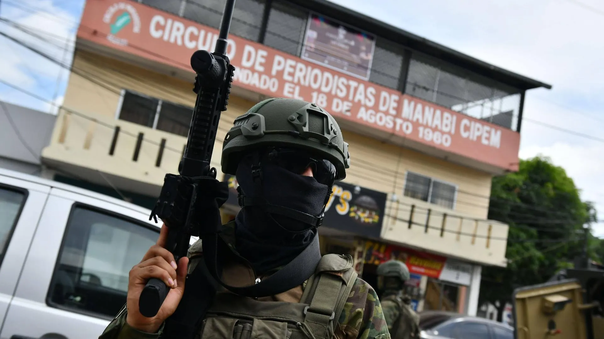 Военные на улицах города Гуаякиля — эпицентра конфликта. Фото: Ariel Ochoa