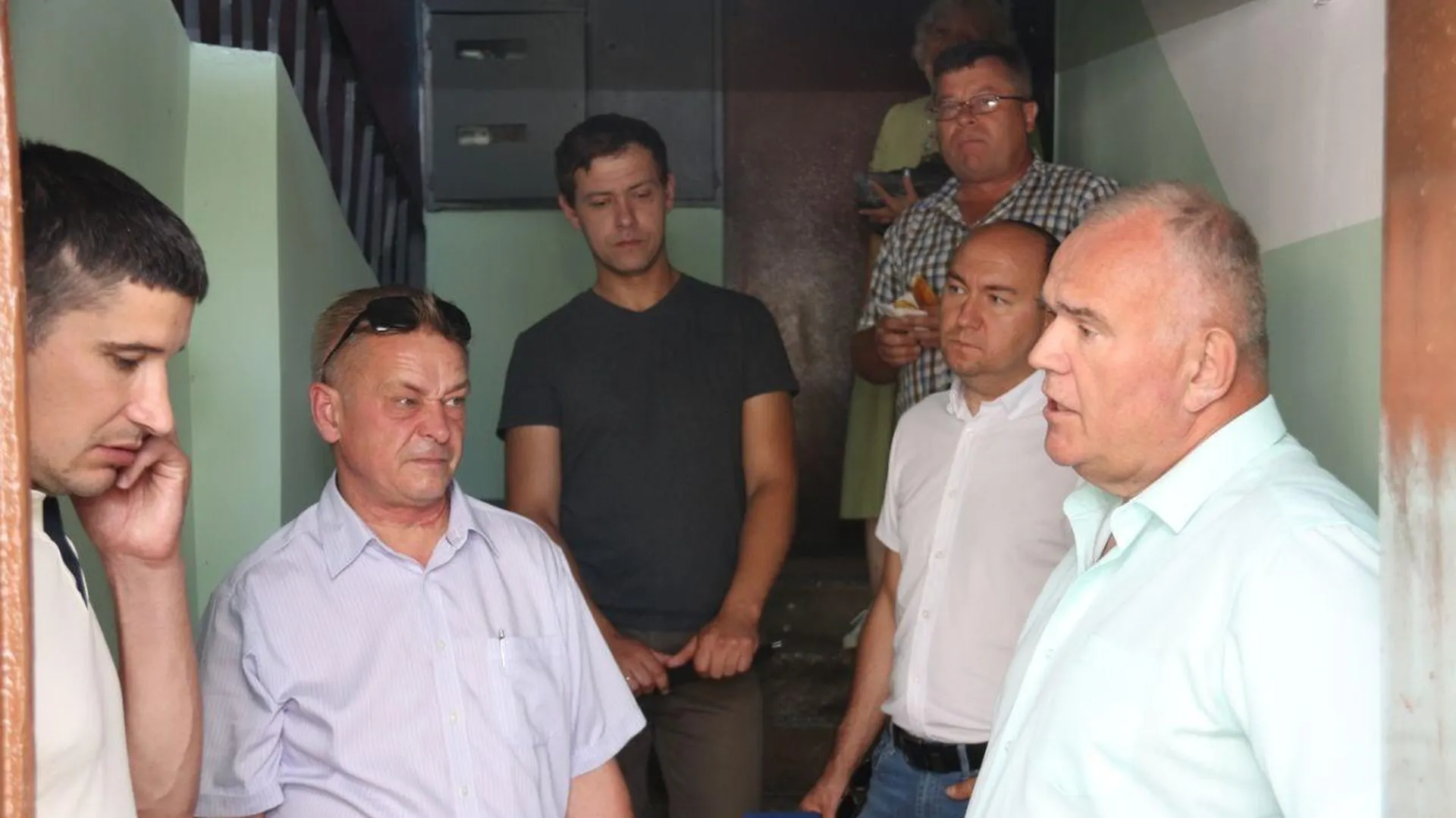 Глава Талдома проверил ремонт подъездов в Новогуслево