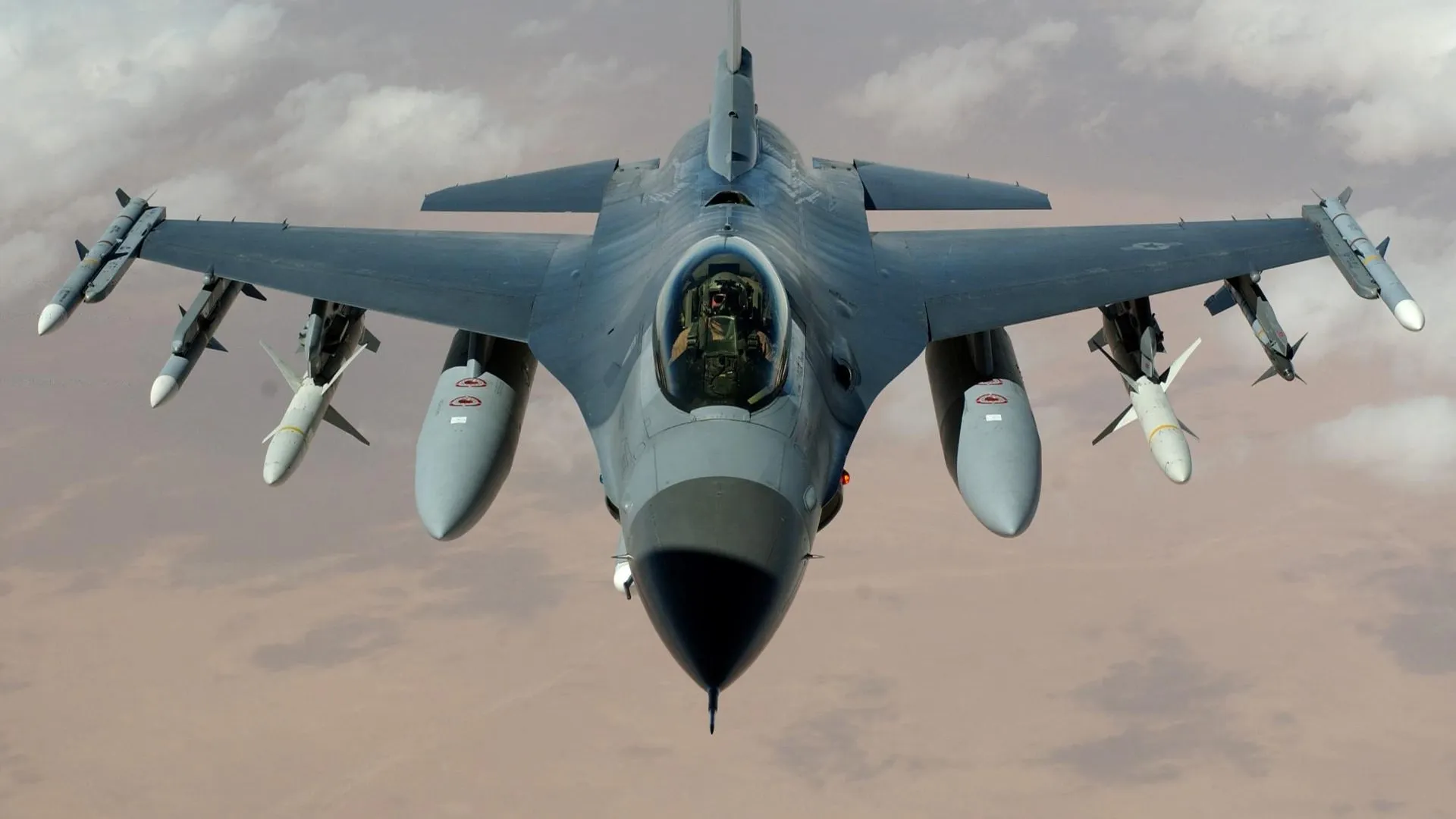 Украинские военные прошли первый этап обучения пилотированию F-16