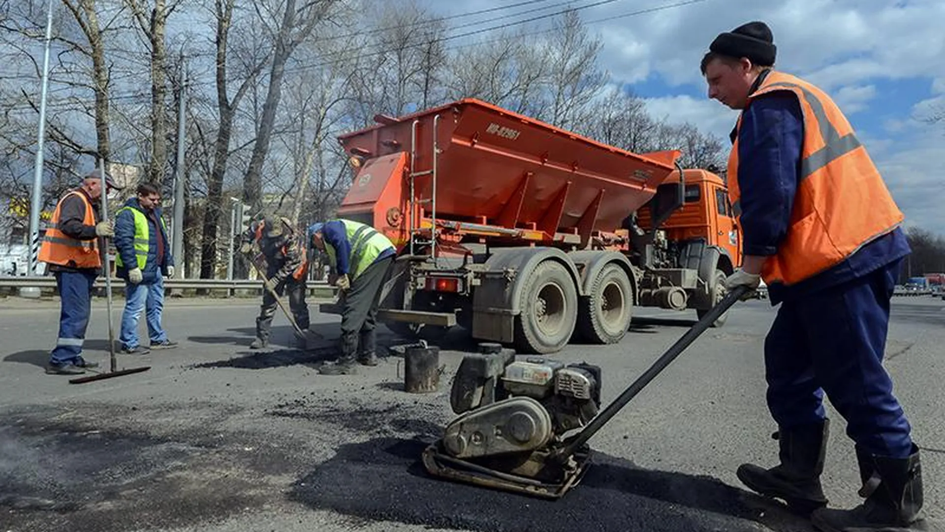 Как в Московской области борются с ямами на дорогах