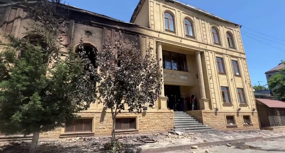Глава Дагестана Меликов осмотрел подожженную в Дербенте синагогу