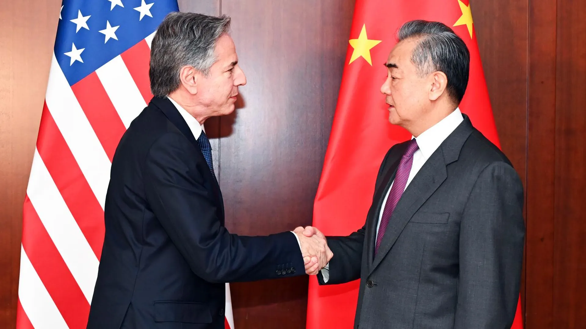 Госсекретарь США Энтони Блинкен и министр иностранных дел Китая Ван И на встрече во время Мюнхенской конференции по безопасности, февраль 2024 года. Фото: Ren Pengfei