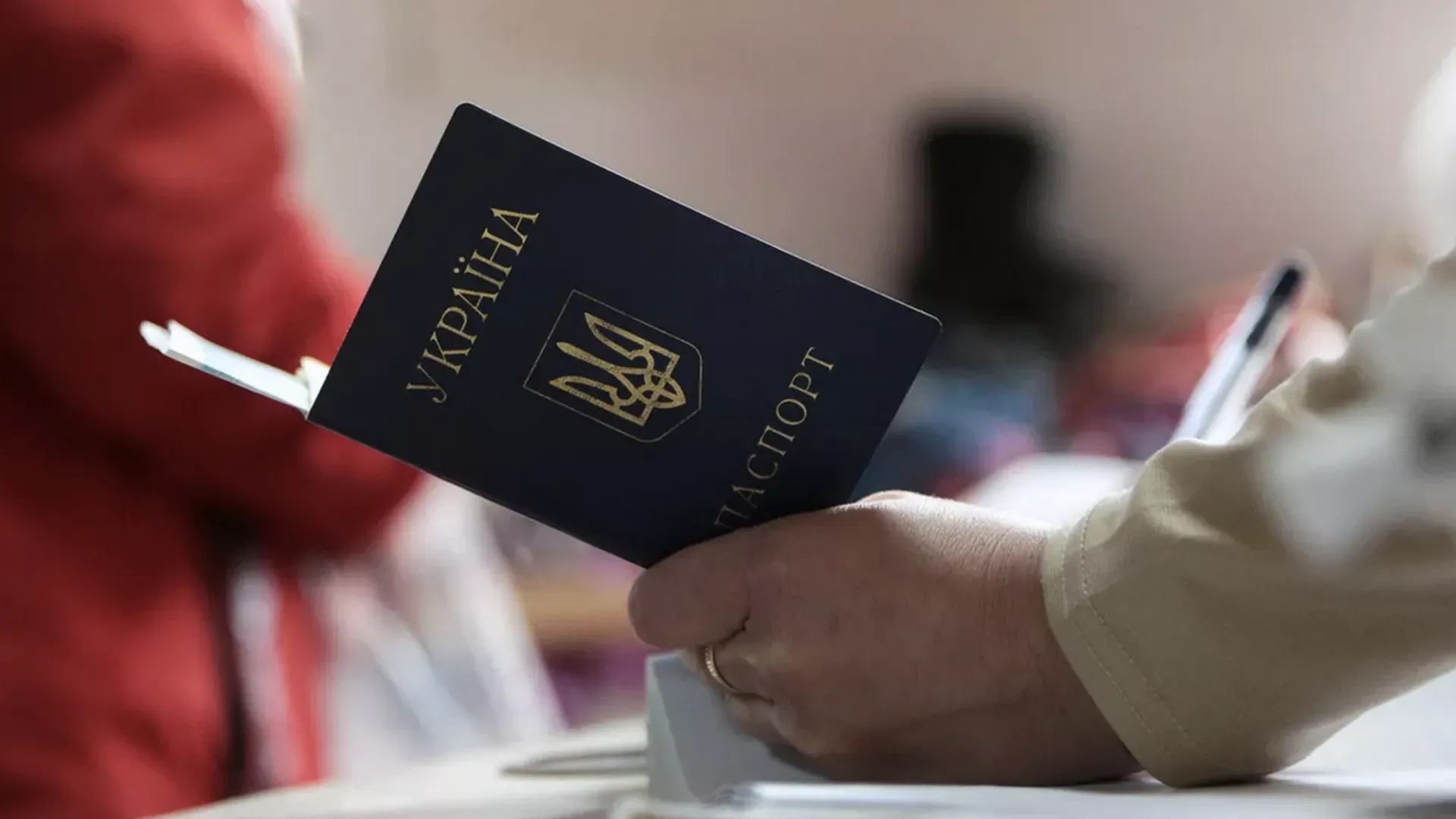 Украинцам в Польше вместо паспортов выдали справки для возвращения домой