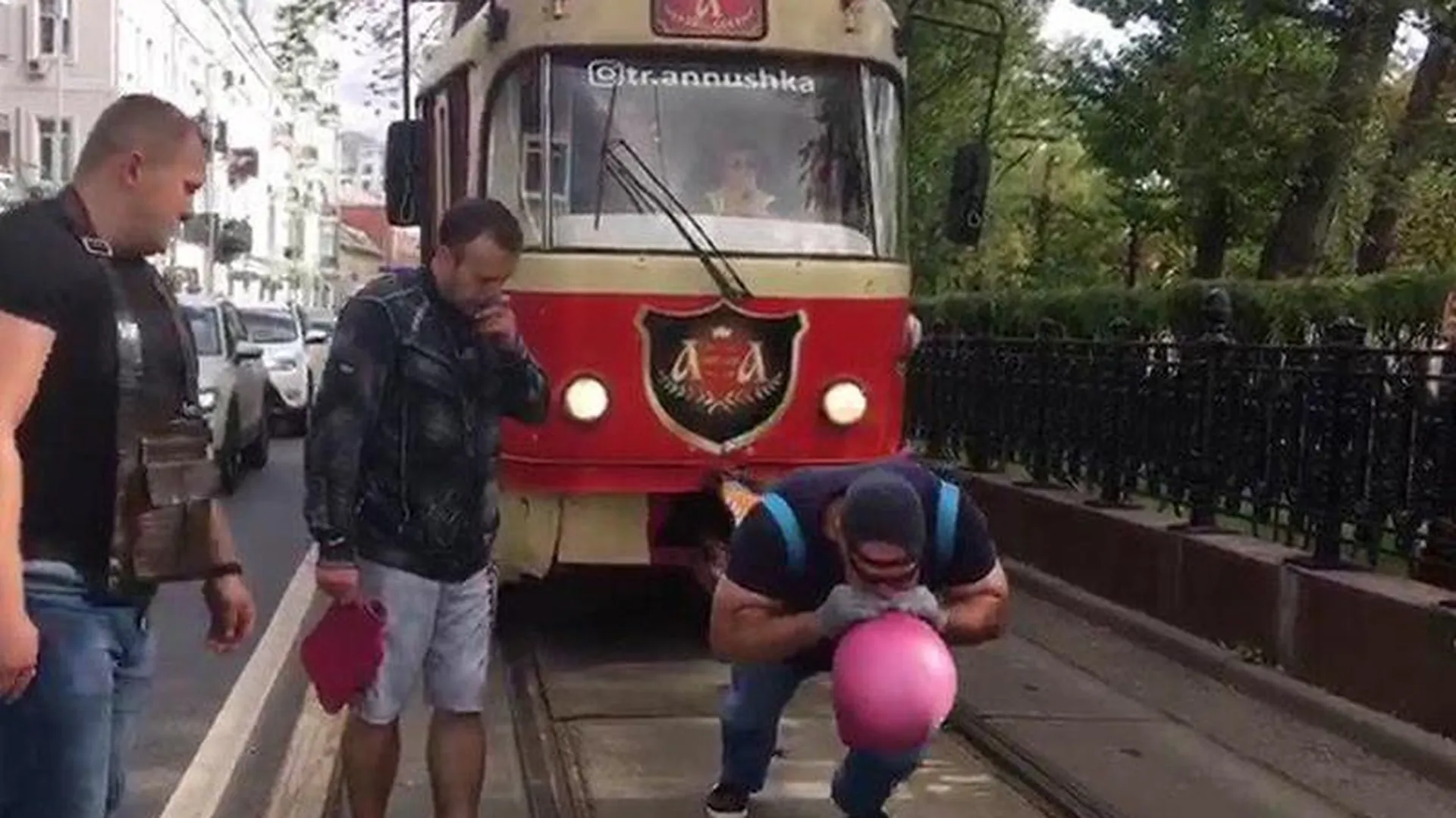 Опасный трюк с перетягиванием трамвая выполнил силач из Люберец