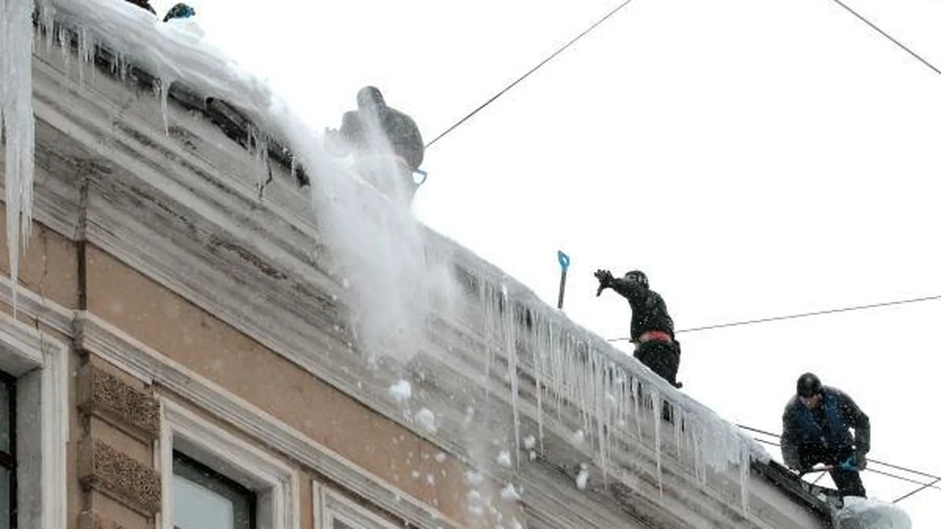 Супруг спас девушку при падении на нее гигантской ледяной глыбы в Подольске
