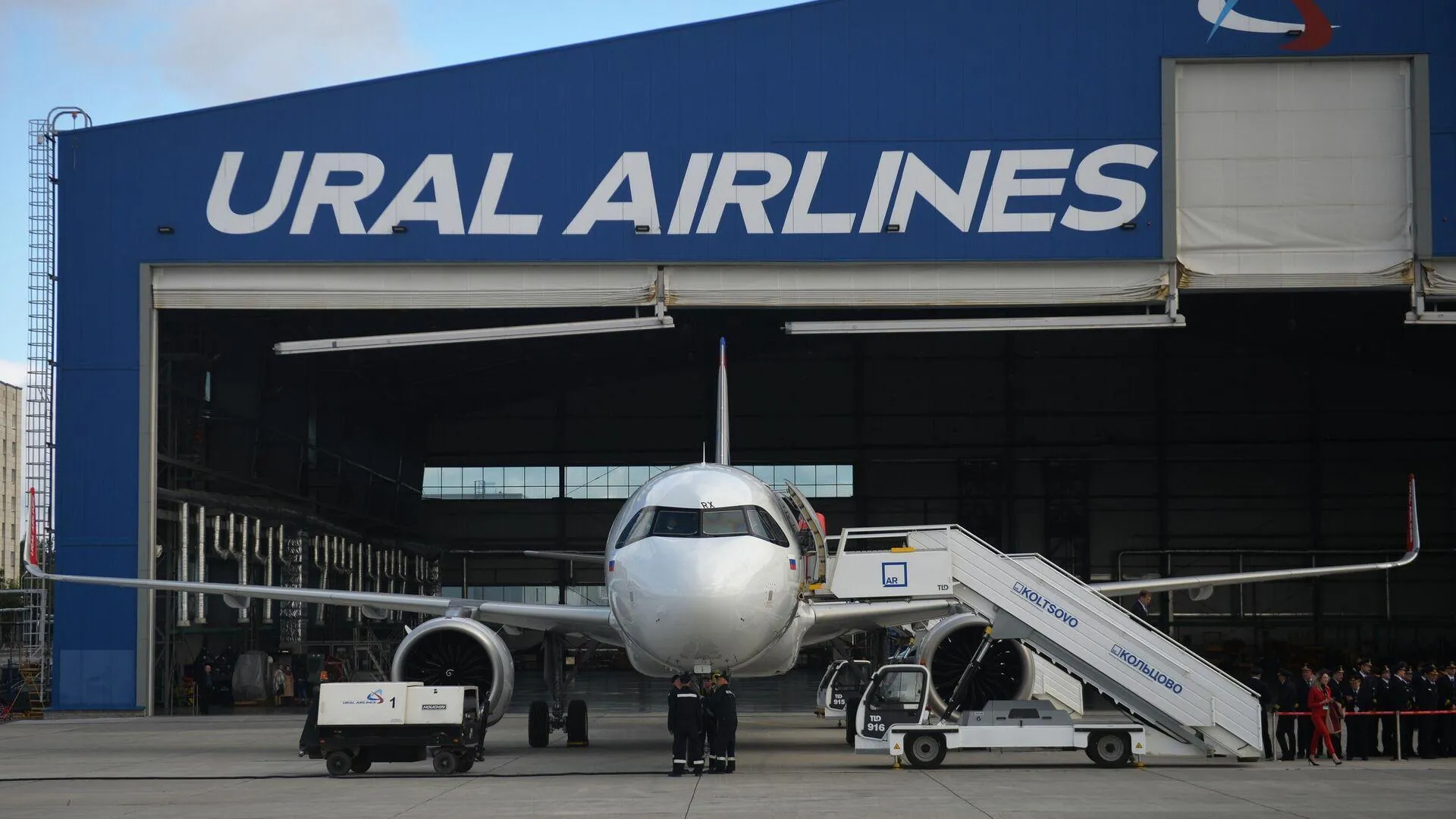 Телефон бортпроводника едва не вызвал пожар на рейсе «Уральских авиалиний»