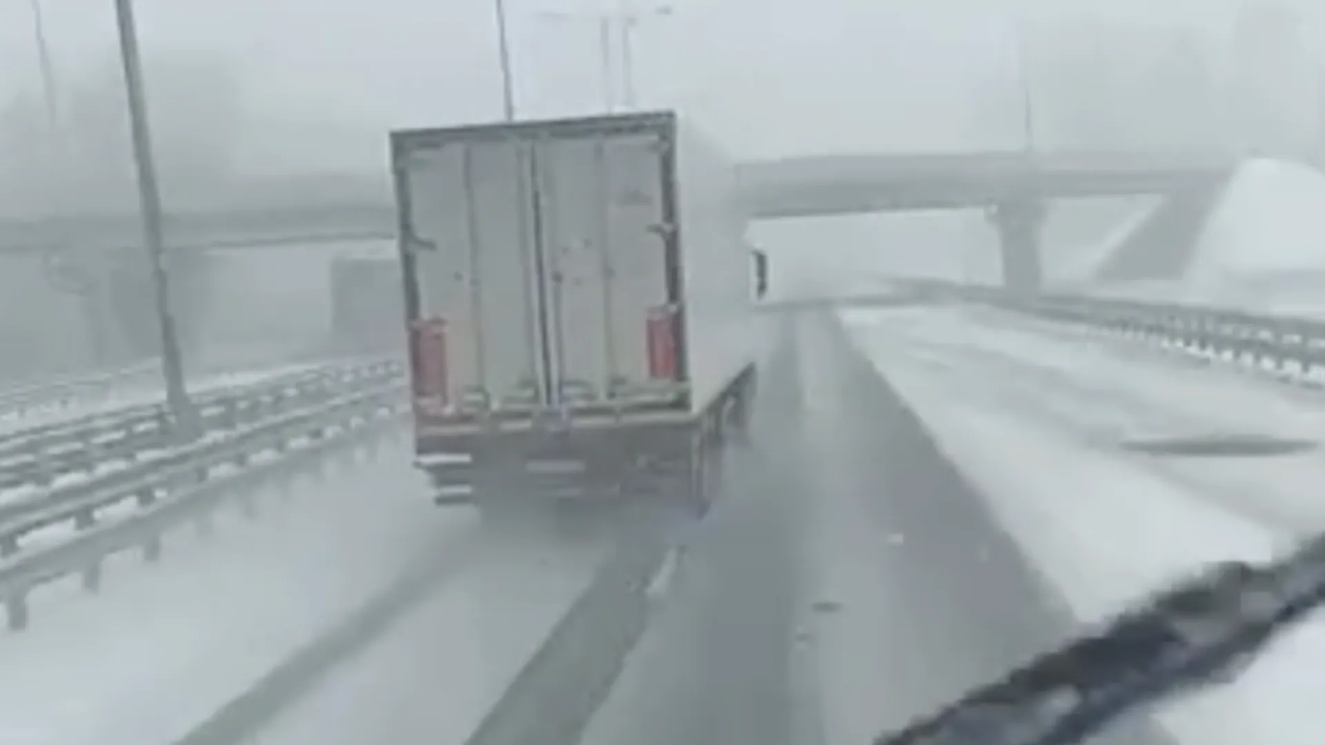 Скорость движения на трассе М-11 «Нева» ограничили из-за снегопада