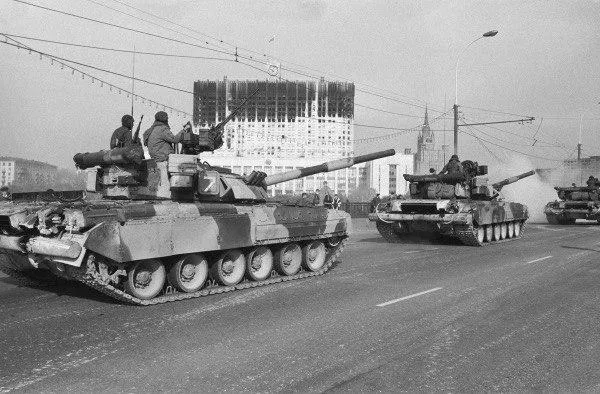 Колонна танков проходит по Новоарбатскому мосту, 5 октября 1993 года