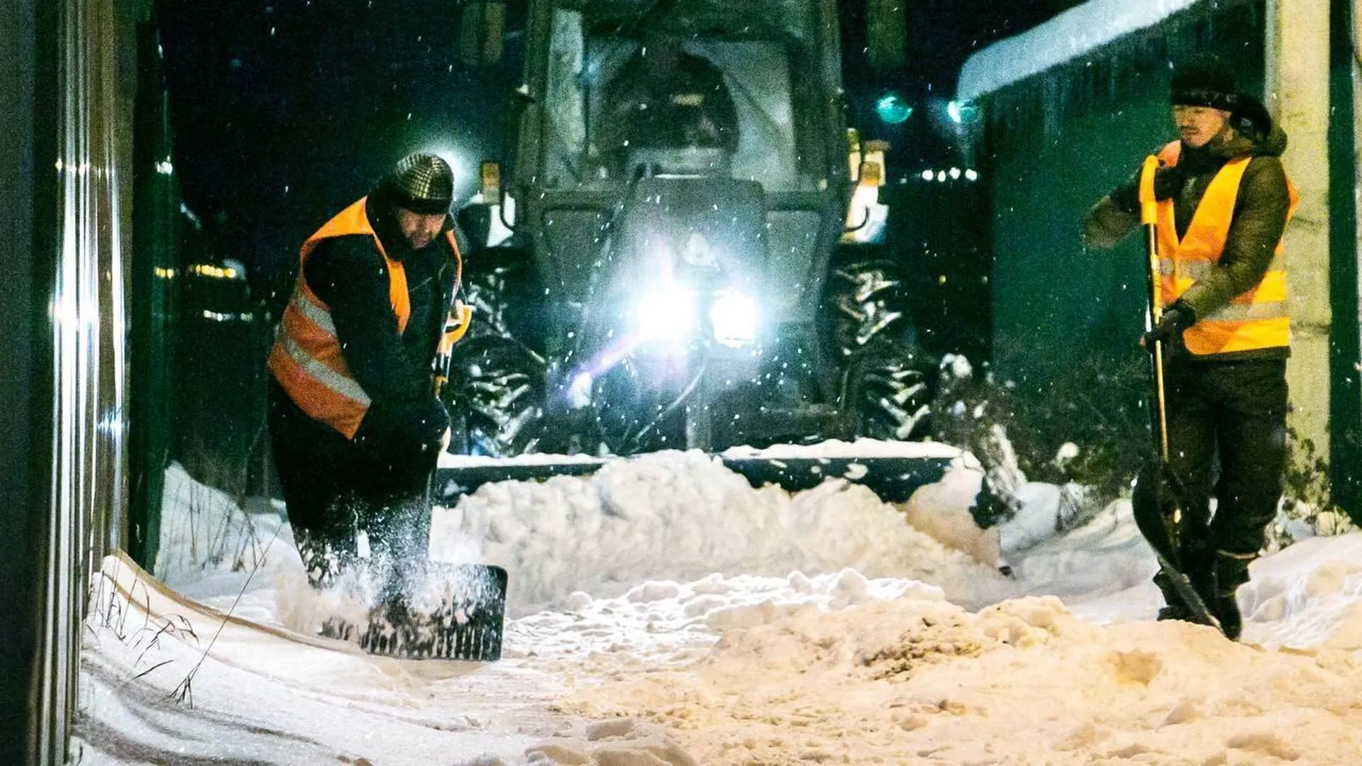Свыше девяти тысяч километров дорог очистили от снега за ночь в Подмосковье