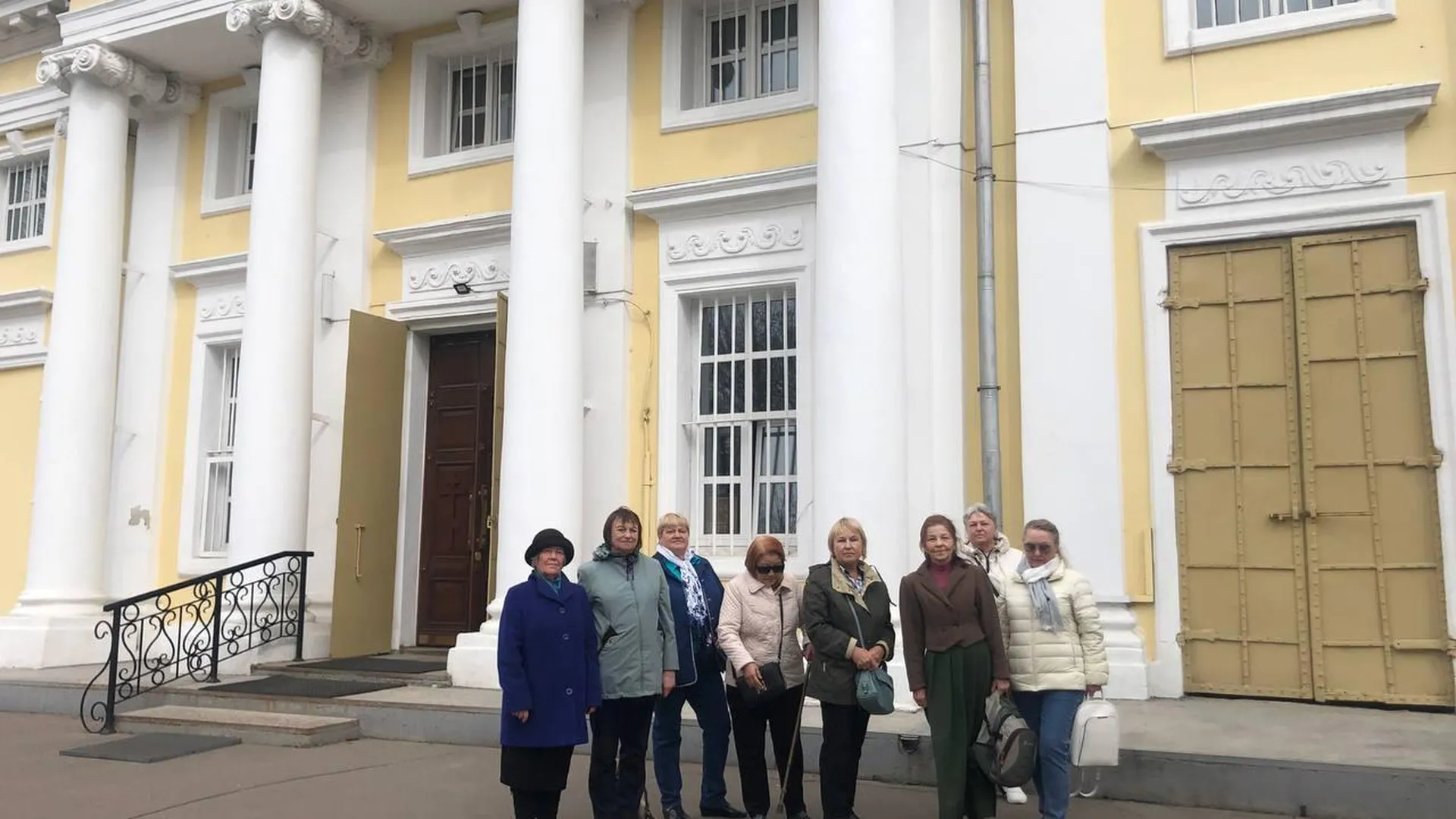 Участники «Активного долголетия» из Лобни побывали на экскурсии в усадьбе Пехра-Яковлевское