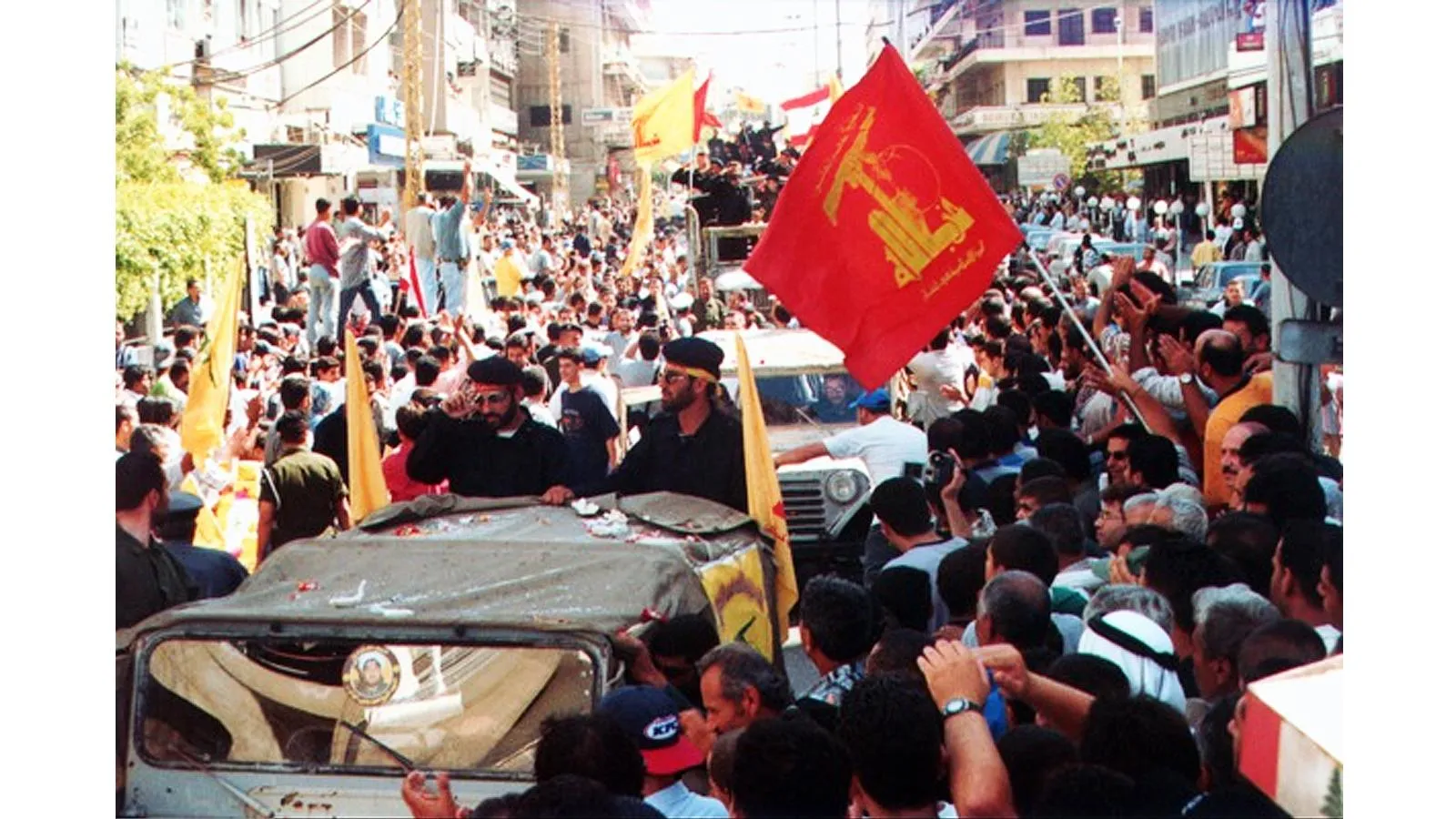 Члены и сторонники «Хезболлы» празднуют окончание израильской оккупации Южного Ливана, 2000 год