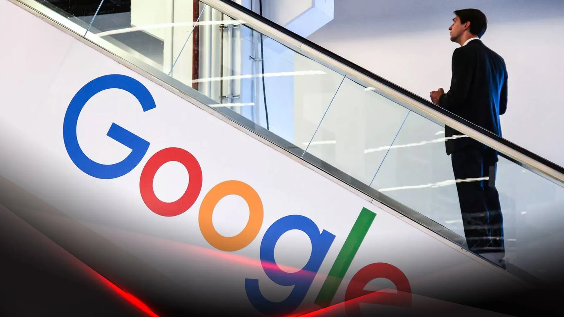 Человек на эскалаторе с логотипом Google