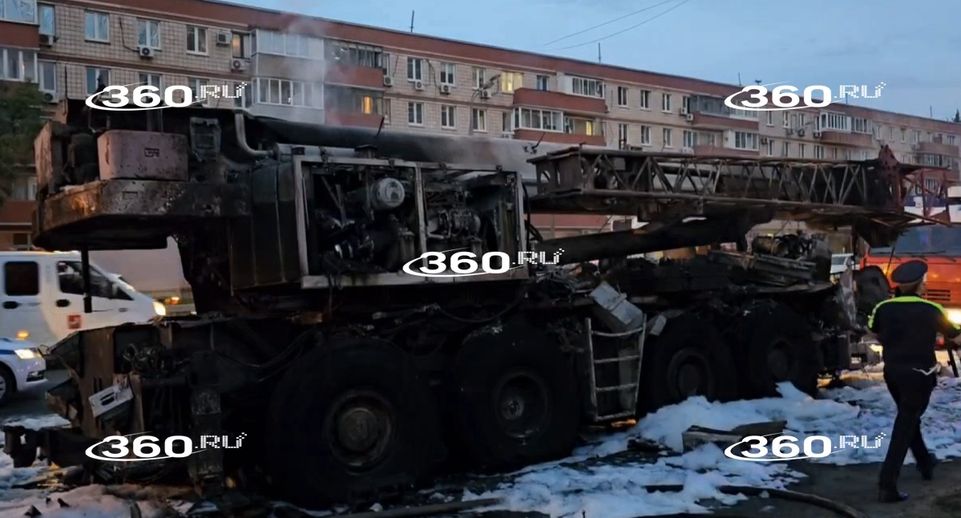 Полностью выгоревший автокран в Москве попал на видео