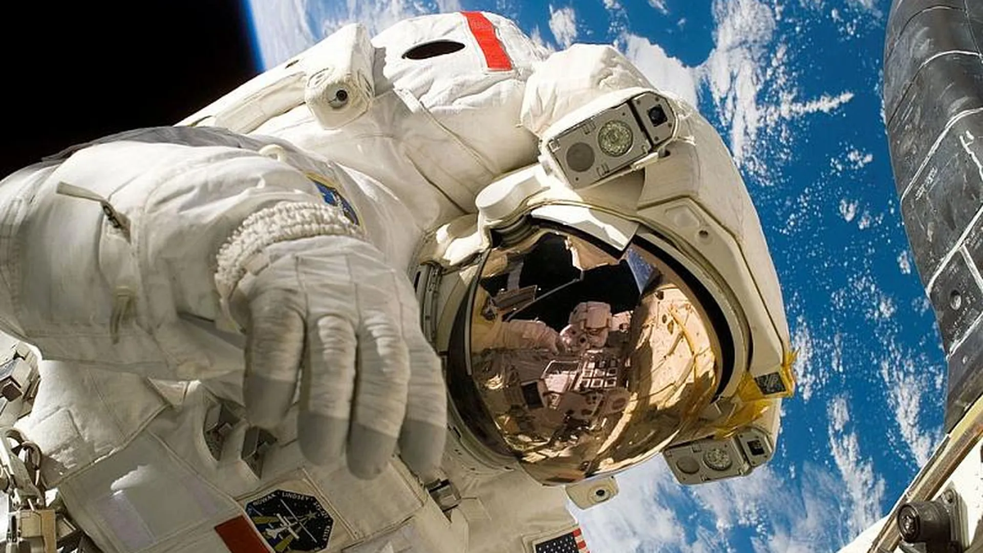 Перед дальним полетом космонавтов сделают киборгами