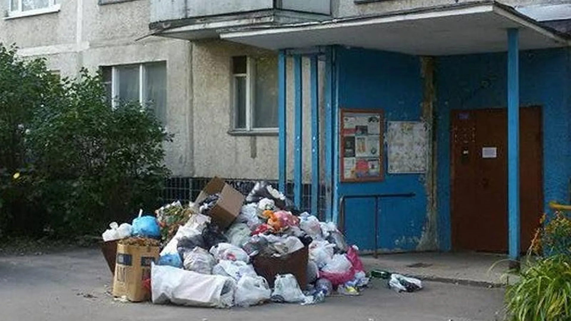Горы мусора выросли на улицах Жуковского
