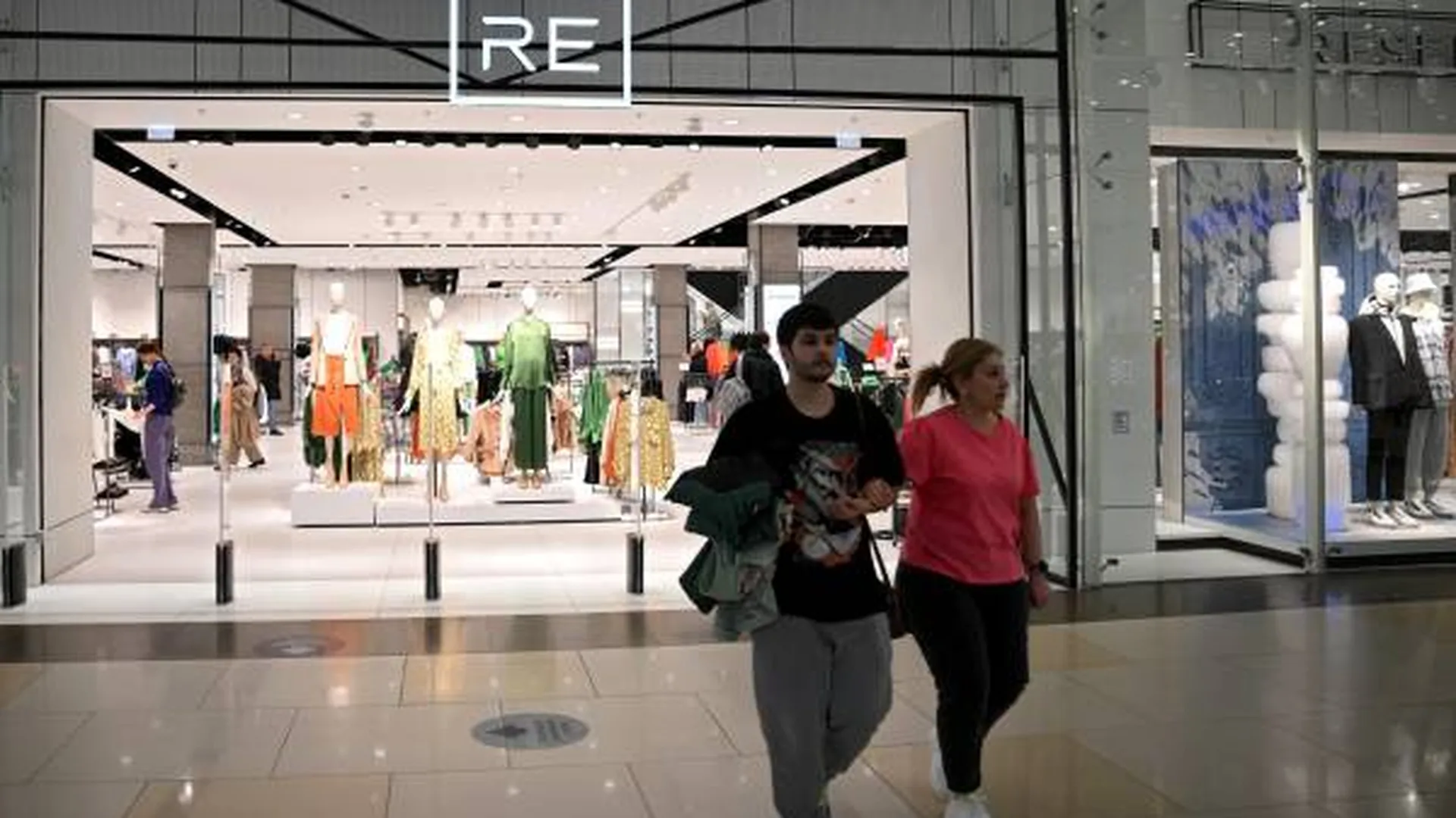 Магазин apple. Re store москва. Re это какой бывший магазин. Re это какой бывший магазин. Магазины одежды reserved и cropp.