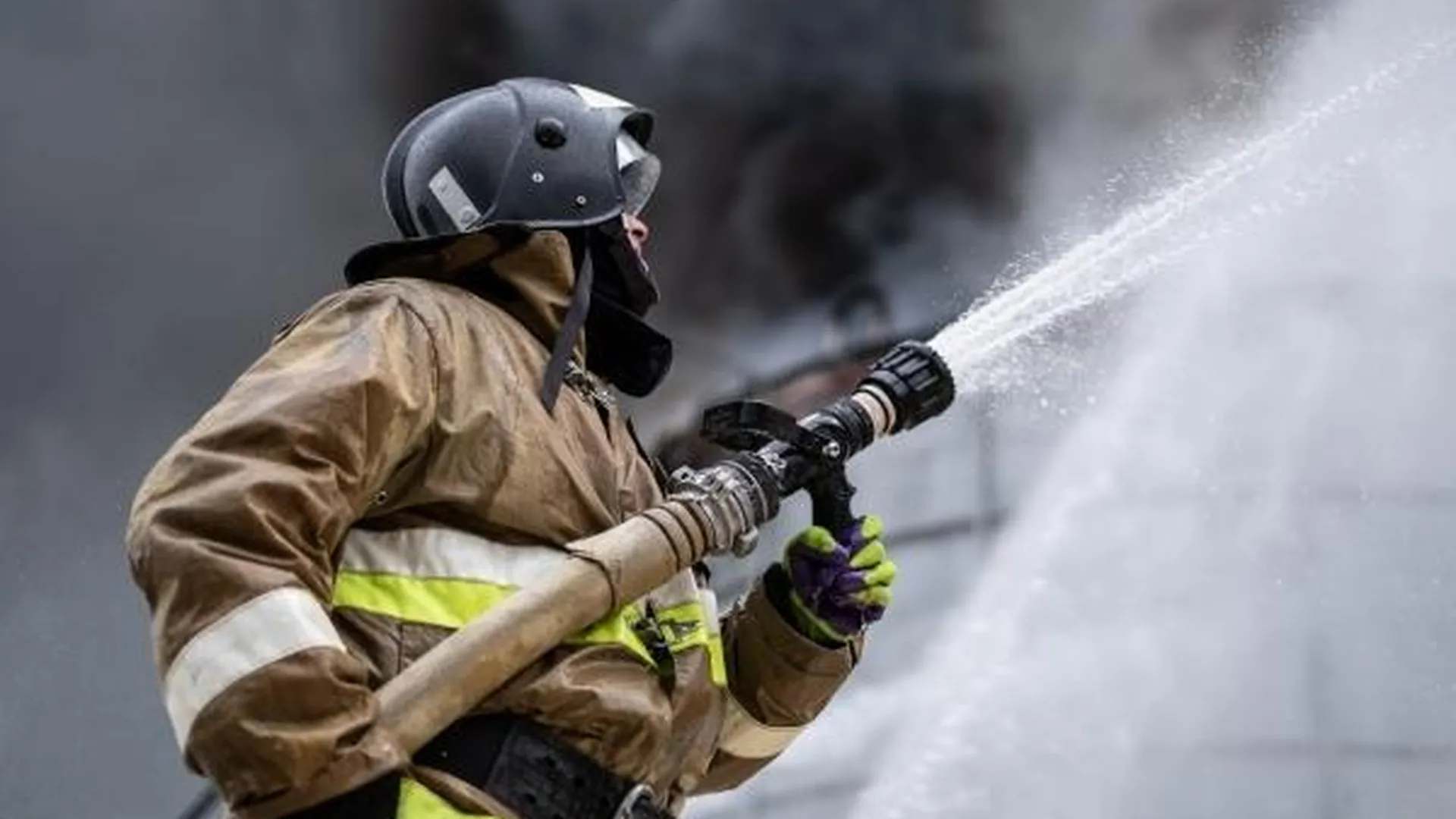 Огонь на полигоне «Часцы» в Одинцовском районе ликвидируют с помощью 6 пожарных цистерн