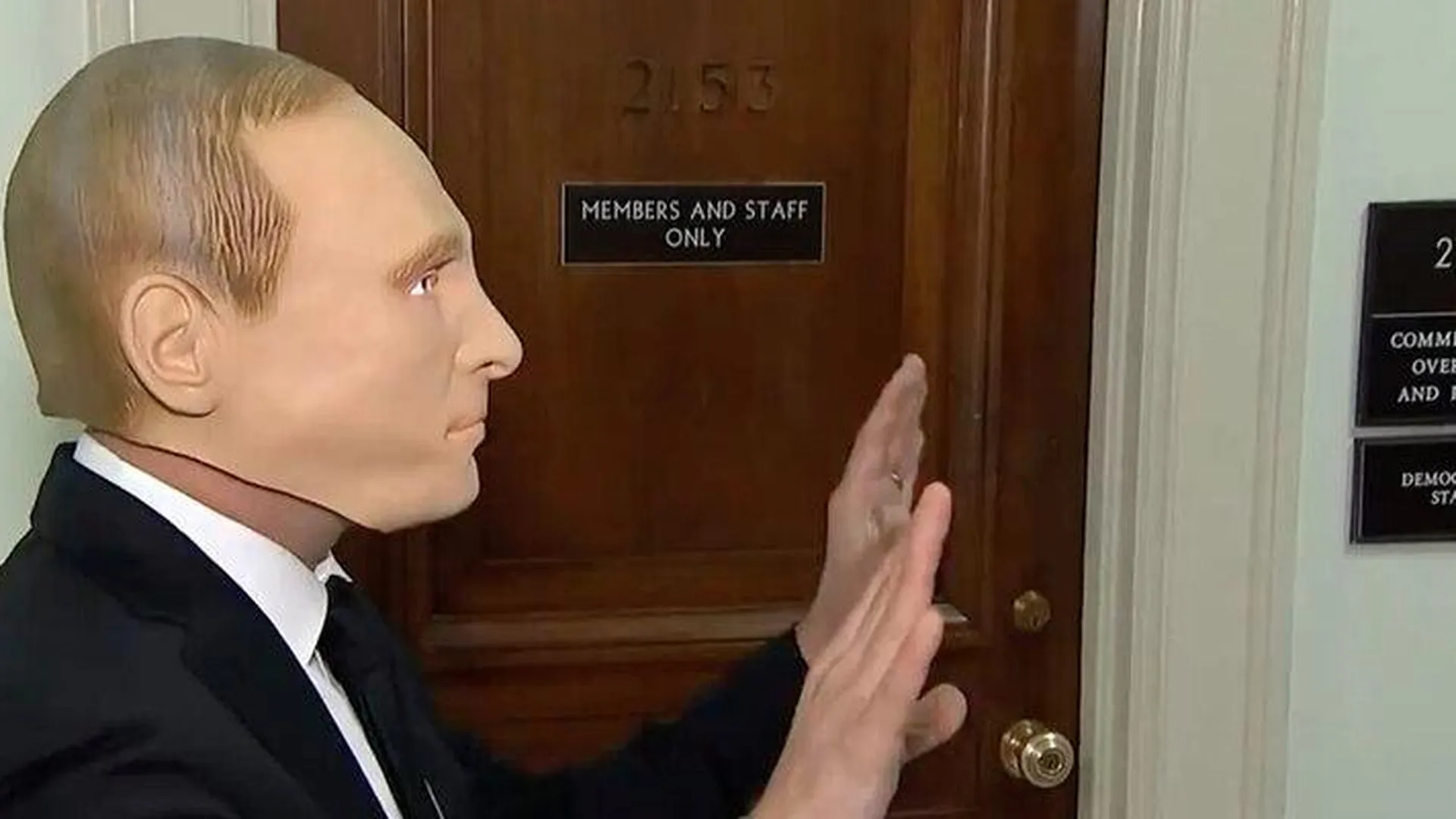 Конгрессмен Московиц прибыл на слушания по импичменту Байдена в маске Путина