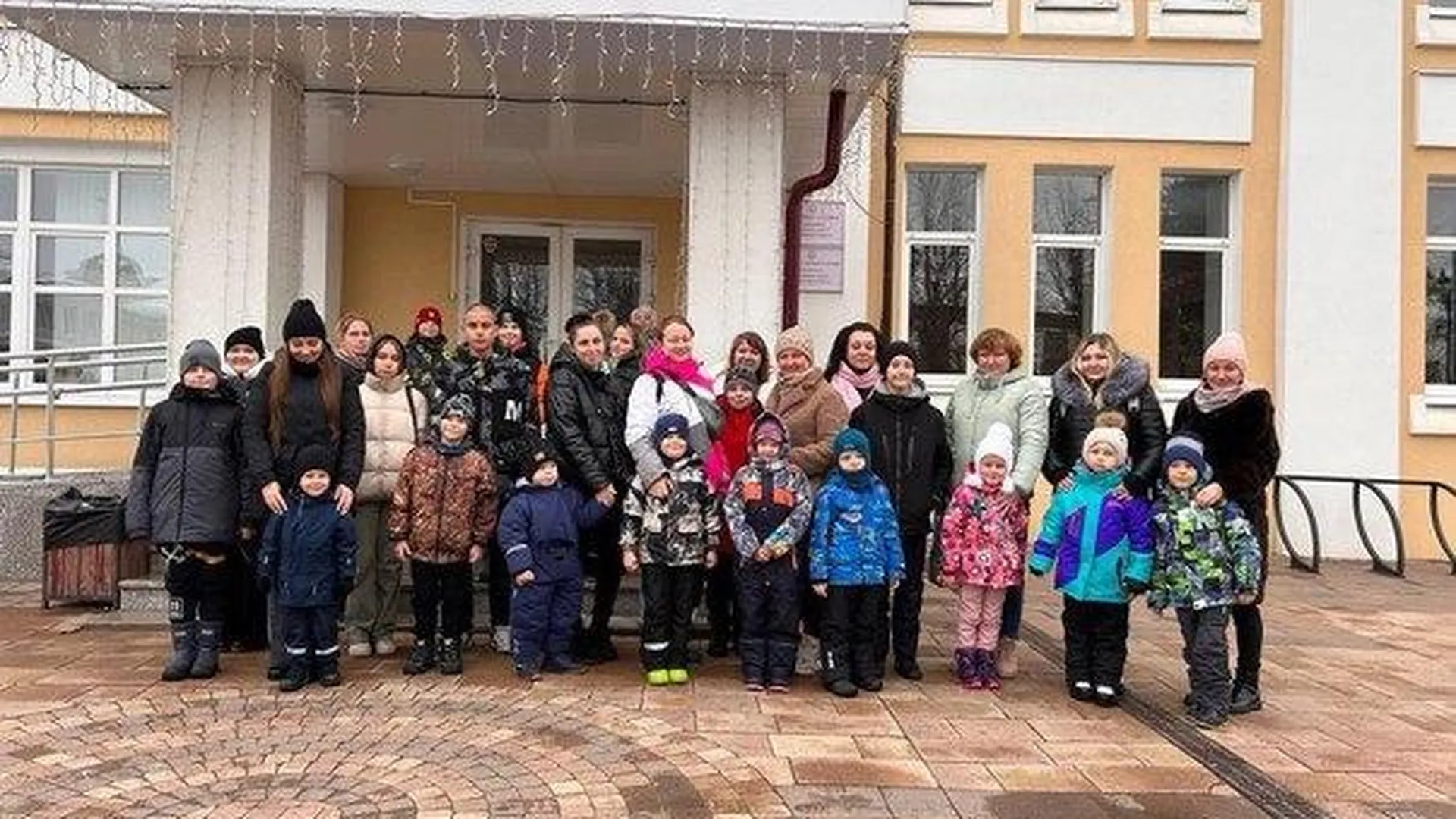 Семьи участников СВО из Талдома посетили с экскурсией контактный зоопарк