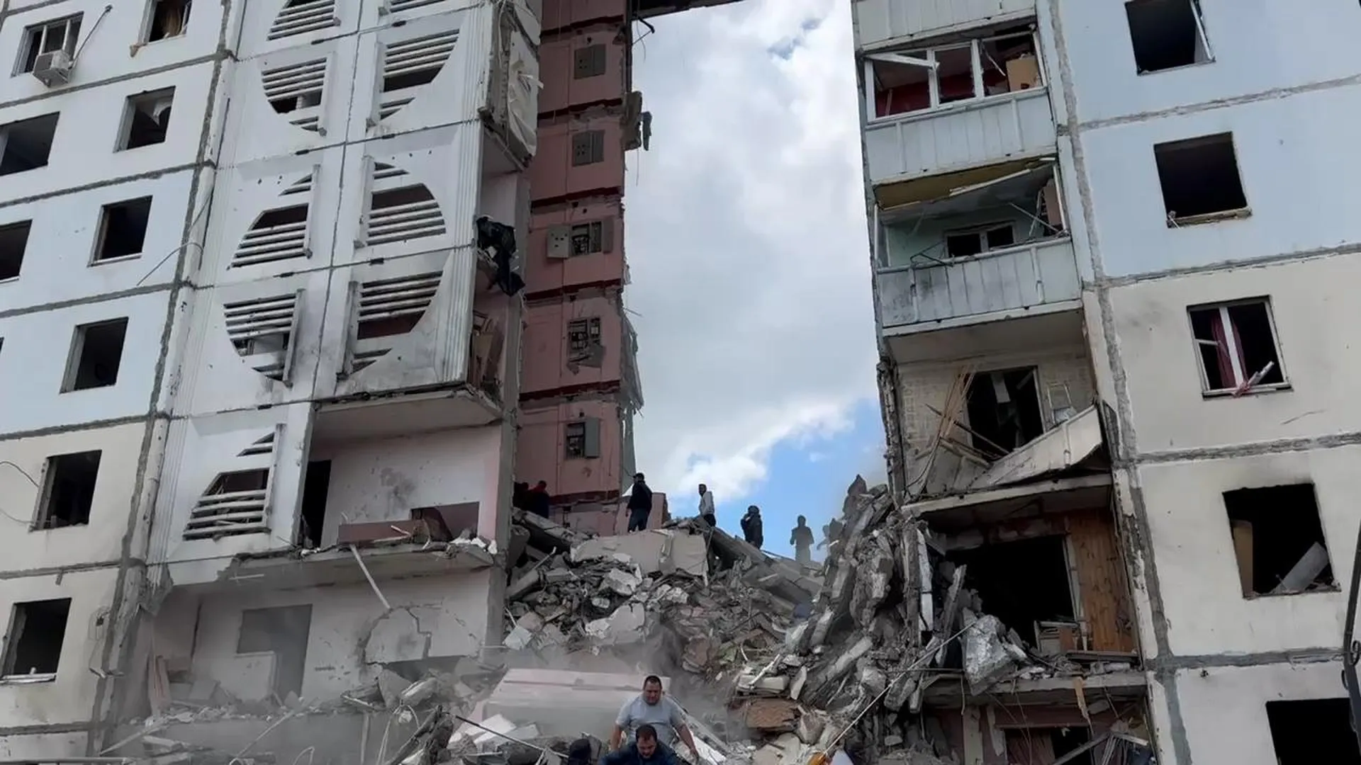 Появились кадры разрушенного снарядом ВСУ подъезда многоэтажки Белгорода