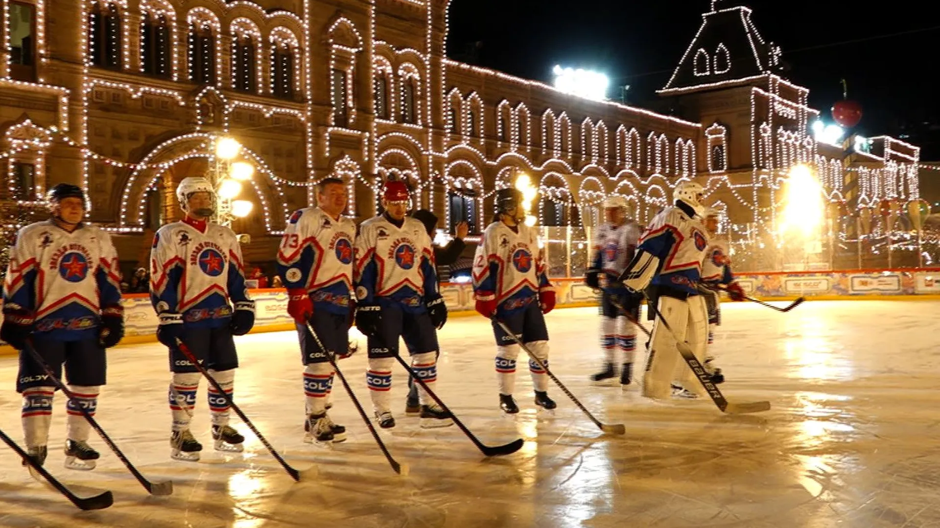 Все на хоккей. Звезды спорта, культуры и политики сразились на льду у Красной площади