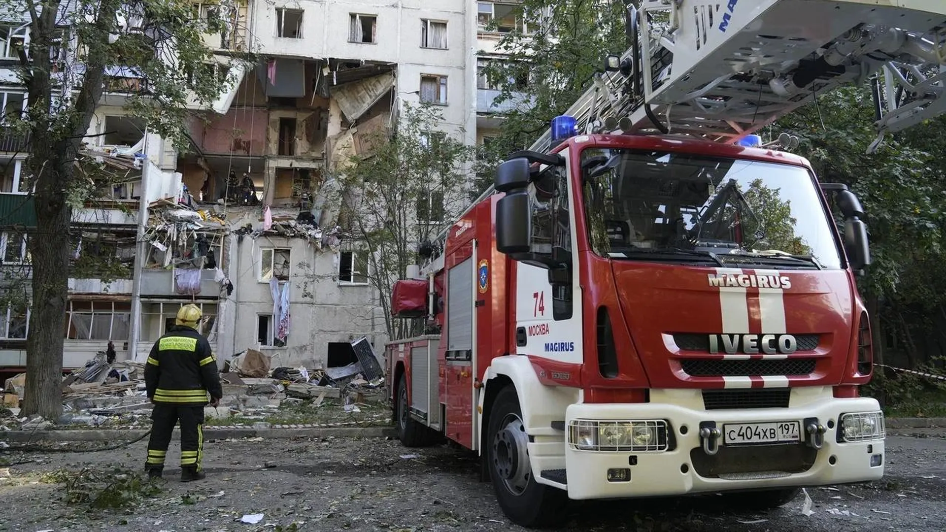 Пятилетняя девочка может все еще находиться под завалами в доме, пострадавшем от взрыва в Балашихе