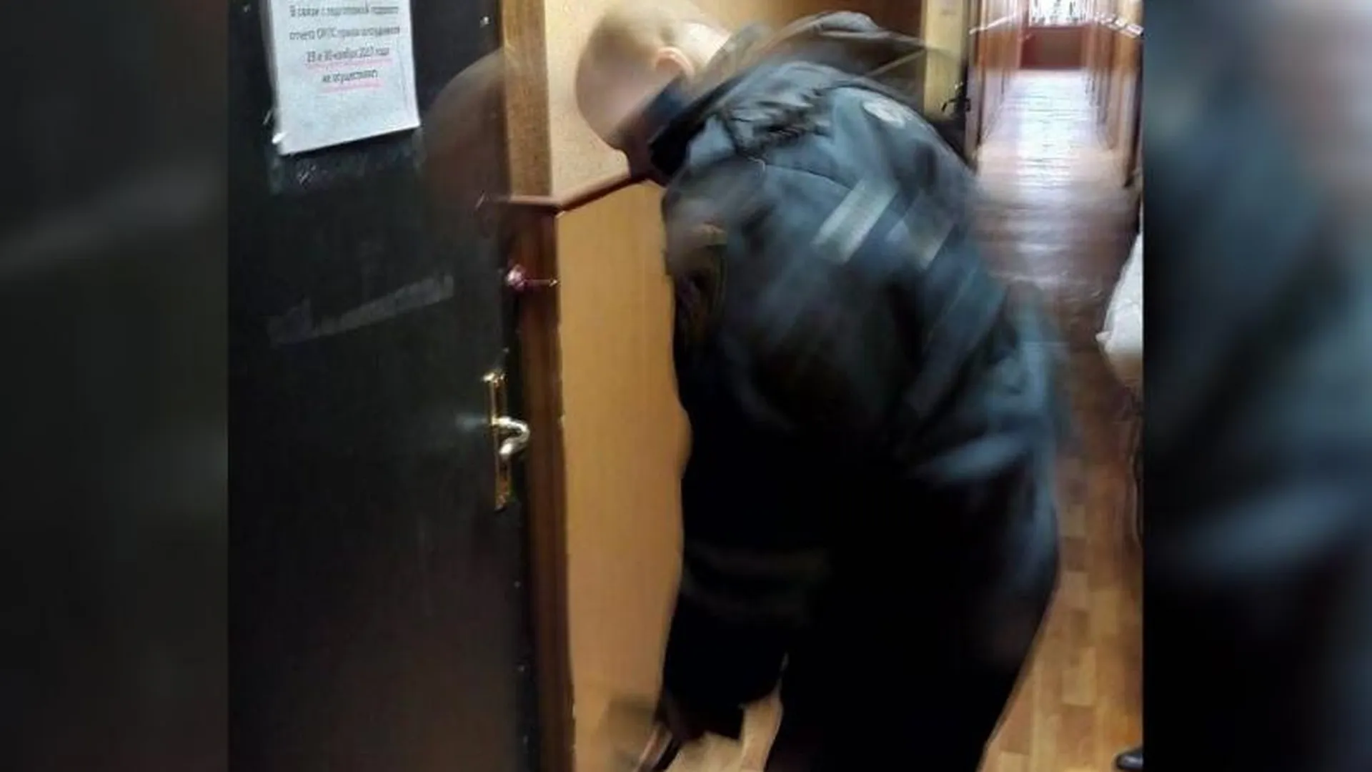 В полиции Пушкино заклинило дверь: пришлось вызвать спасателей