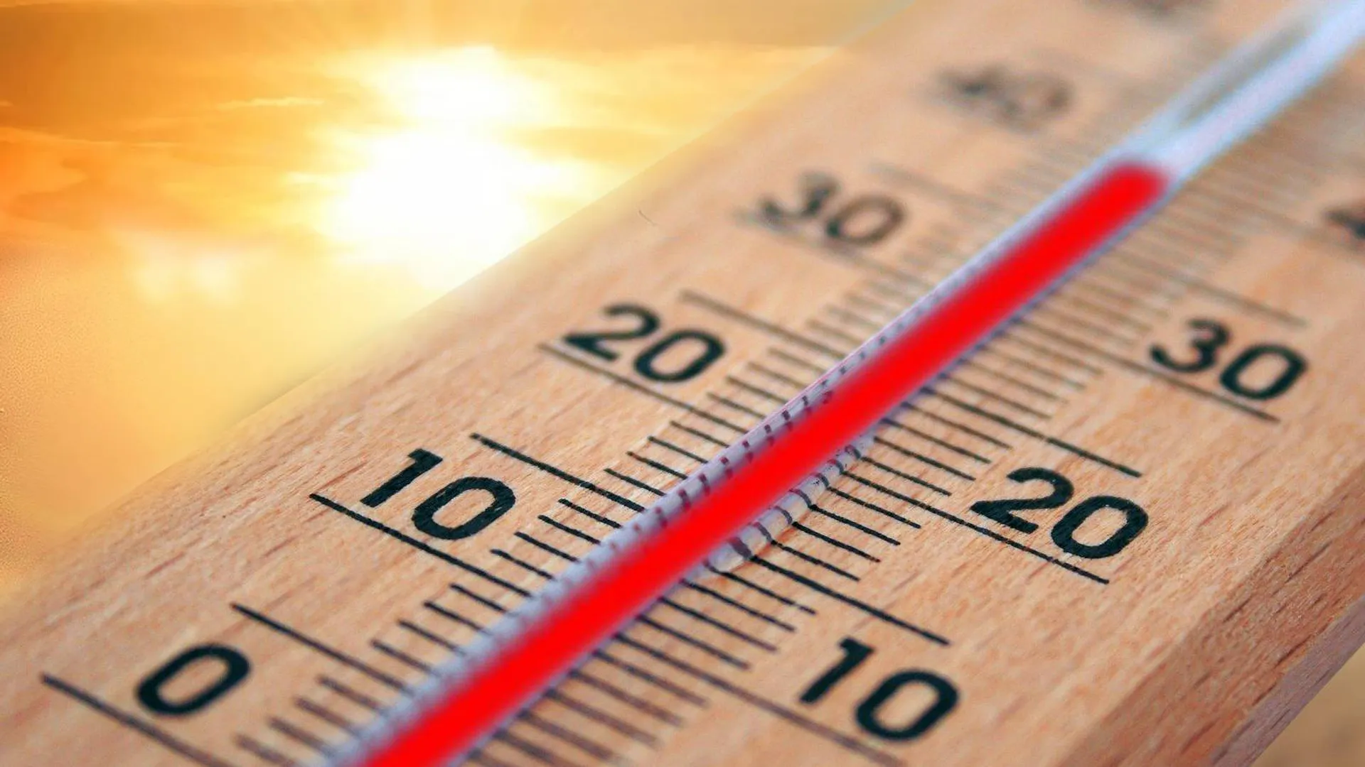 Термометр показывает +40 градусов на фоне солнца