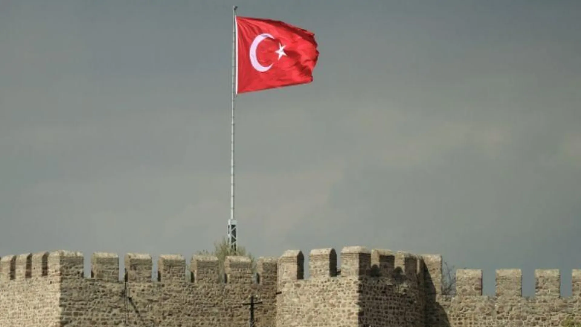 В Турции землетрясение разрушило старинную крепость