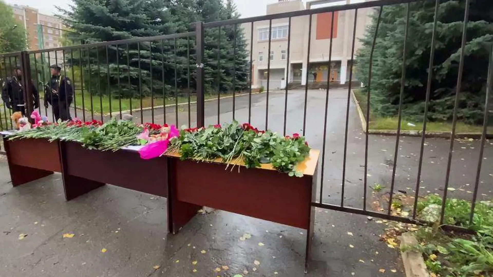 Мемориал около школы Ижевска. Источник фото: «360»