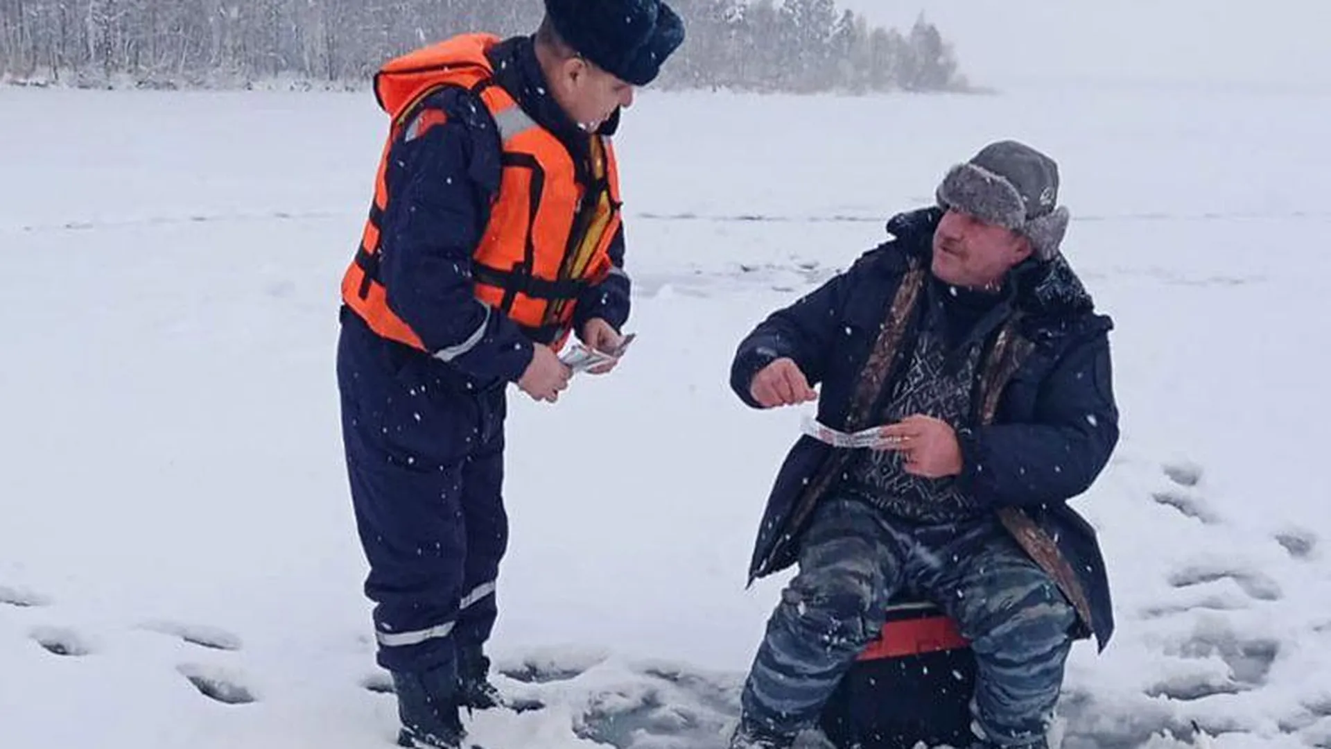 Подмосковные спасатели напомнили рыбакам о правилах безопасности при нахождении на льду