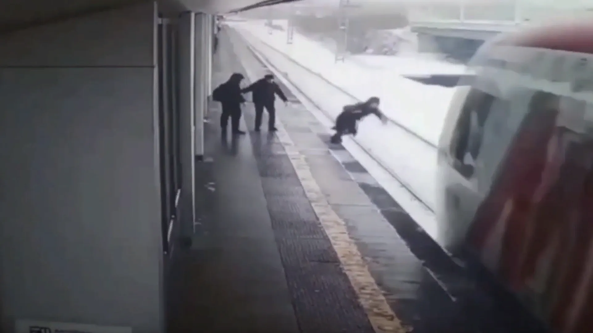 В Подмосковье попал под поезд парень, который дурачился на платформе