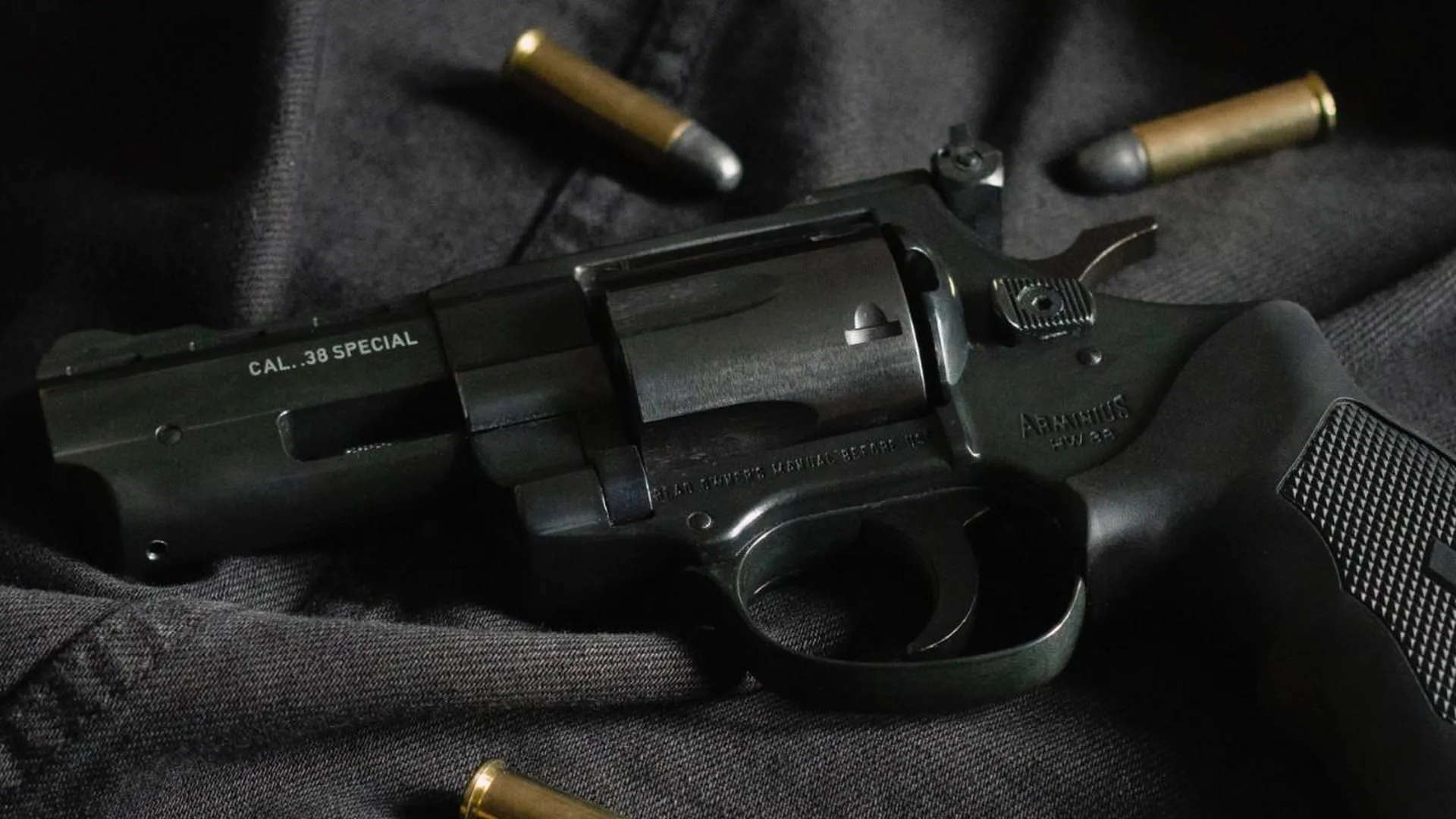Суд отправил в СИЗО подростка, устроившего стрельбу из пневматического пистолета в питерской школе