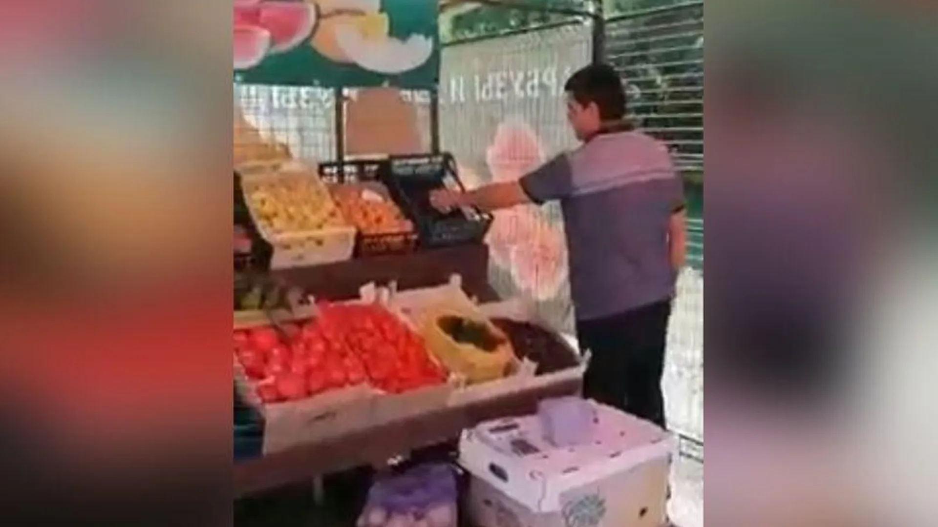 Нелегальный торговец овощей и фруктов угрожал покупательнице в Жуковском