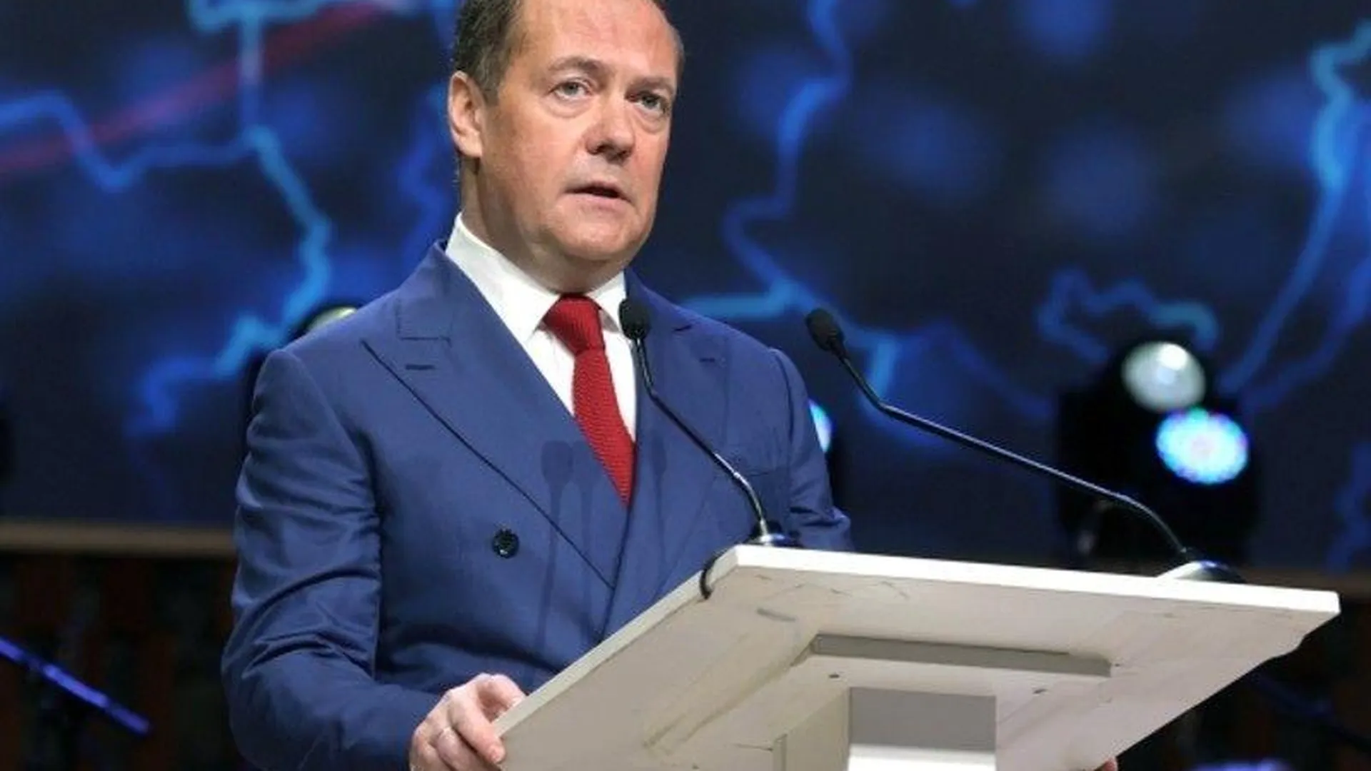 Зампред Совбеза Медведев предупредил, что поставки техники не спасут Европу в случае третьей мировой