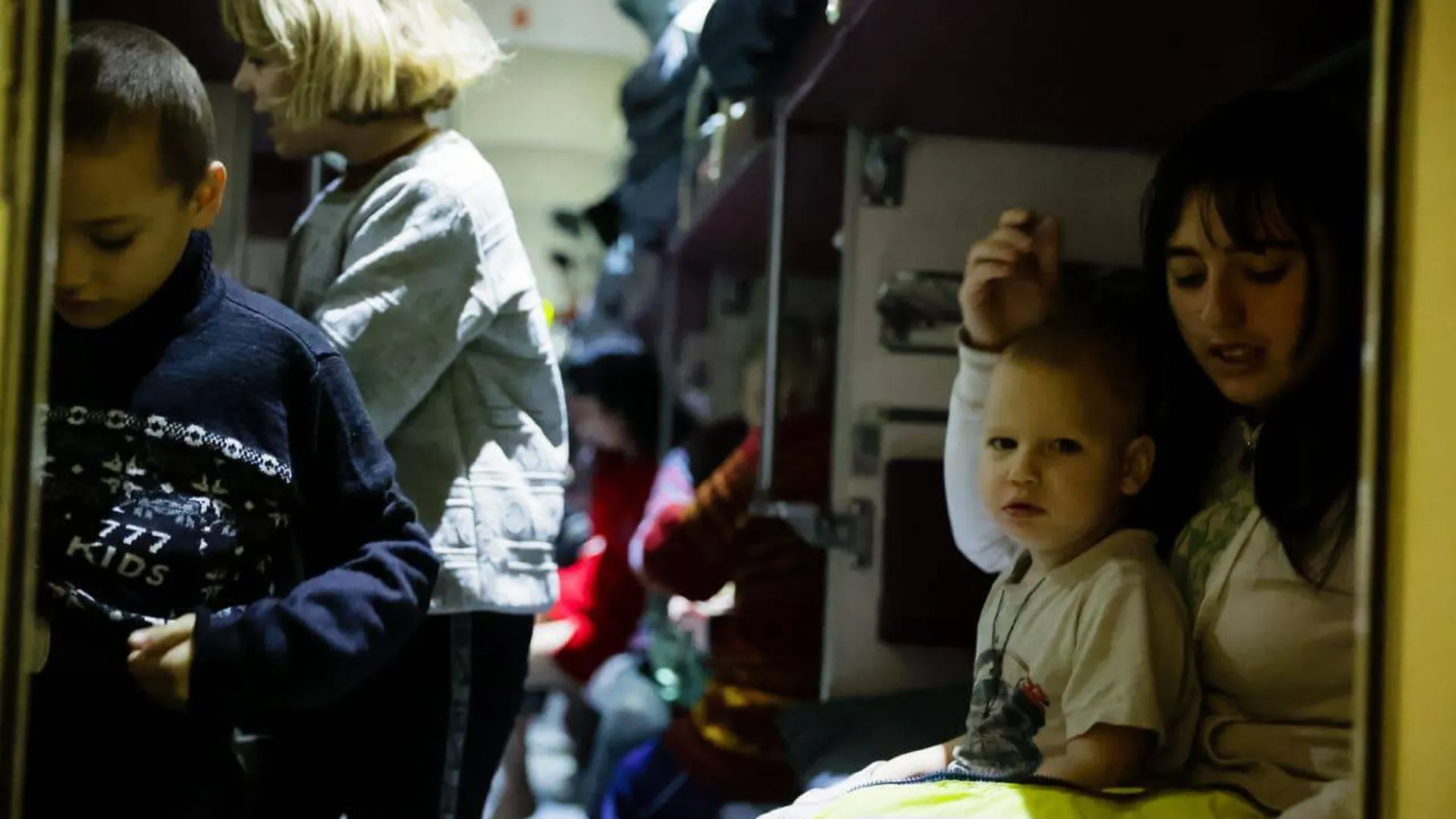 Первый поезд с беженцами привезет в Подмосковье более 400 детей