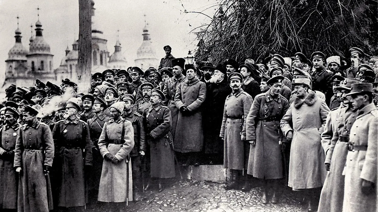 Митинг на III Всеукраинском военном съезде, 2-12 ноября 1917 года. Среди присутствующих в центре можно разглядеть Симона Петлюру и Михаила Грушевского. Справа — офицеры французской, бельгийской и румынской военных миссий