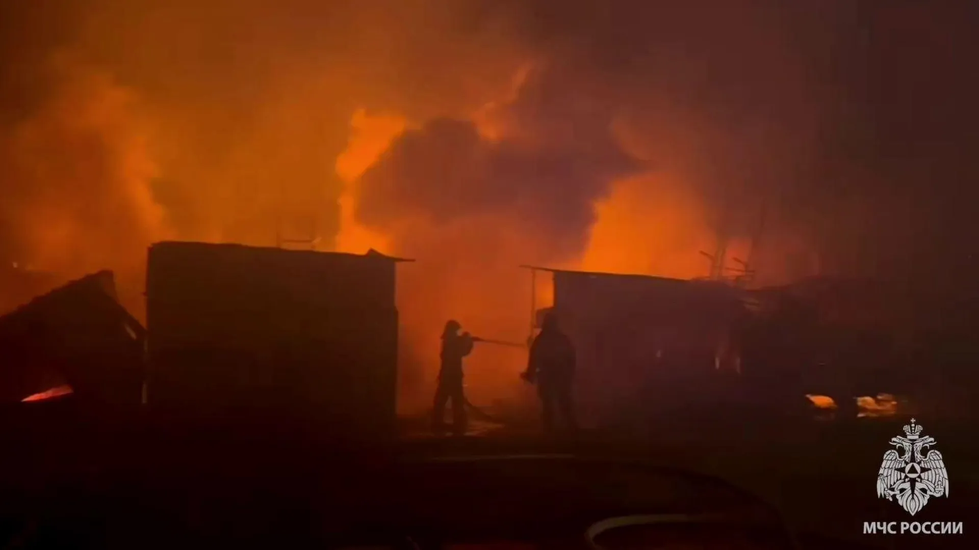 Мощный пожар разгорелся на складе автозапчастей во Владивостоке
