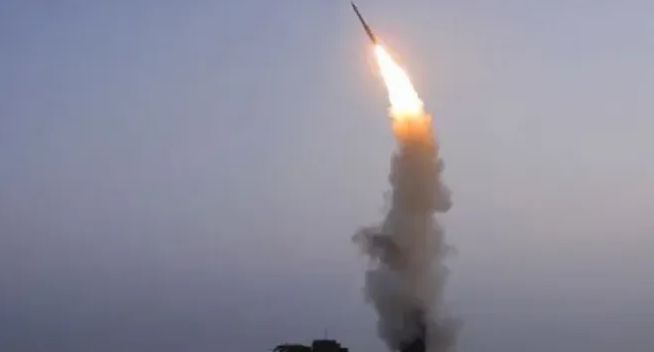 Британские ВМС сообщили о ракетной атаке на торговое судно у побережья Йемена