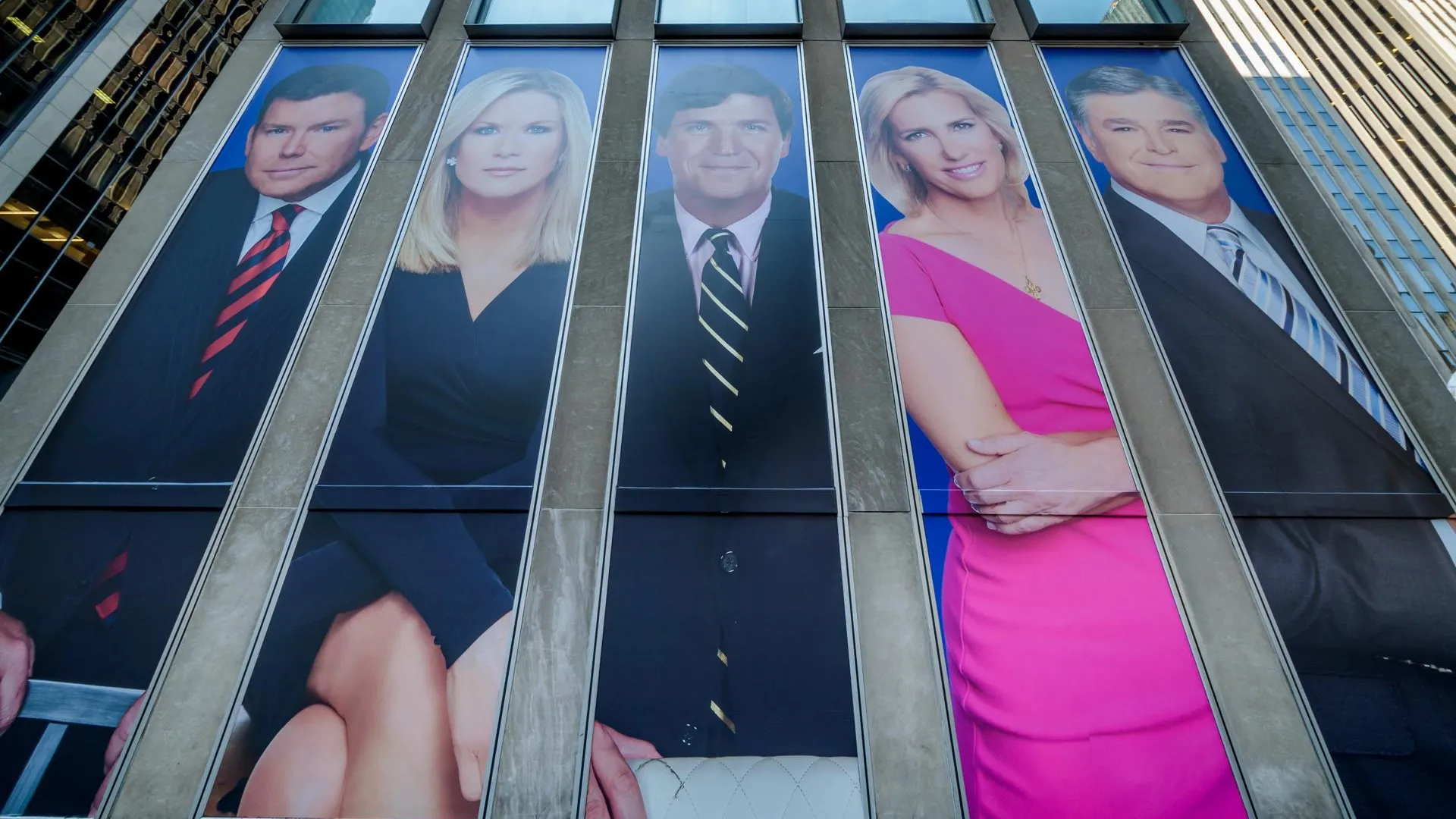 Такер Карлсон — в центре рекламного щита телеканала FOX News, 2019 год