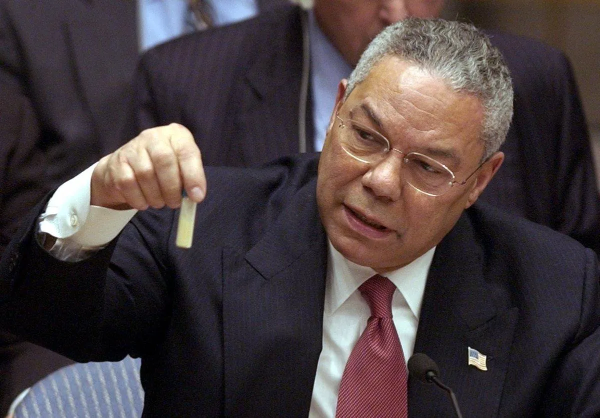 Фото: United States Government. Госсекретарь Колин Пауэлл на заседании Совбеза ООН показывает пробирку, в которой якобы находятся образцы иракского оружия массового поражения, 5 февраля 2003 года
